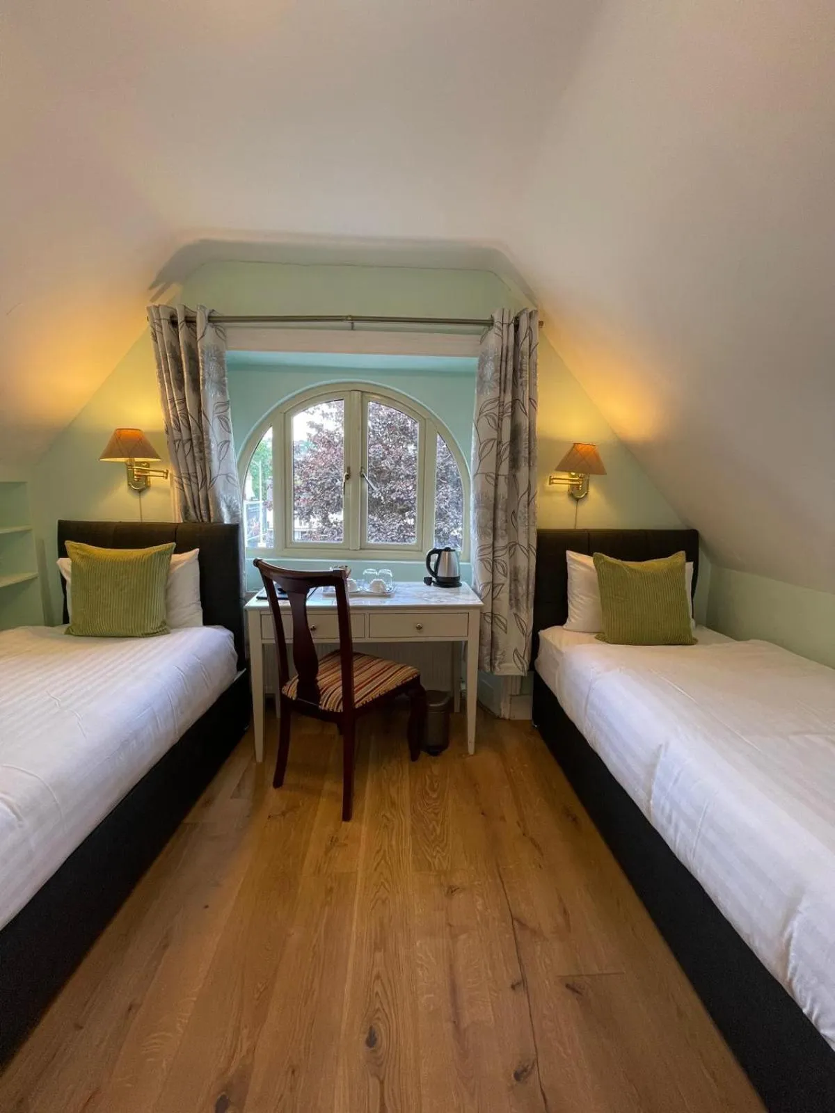 Bed in Shandon Bells Guest House