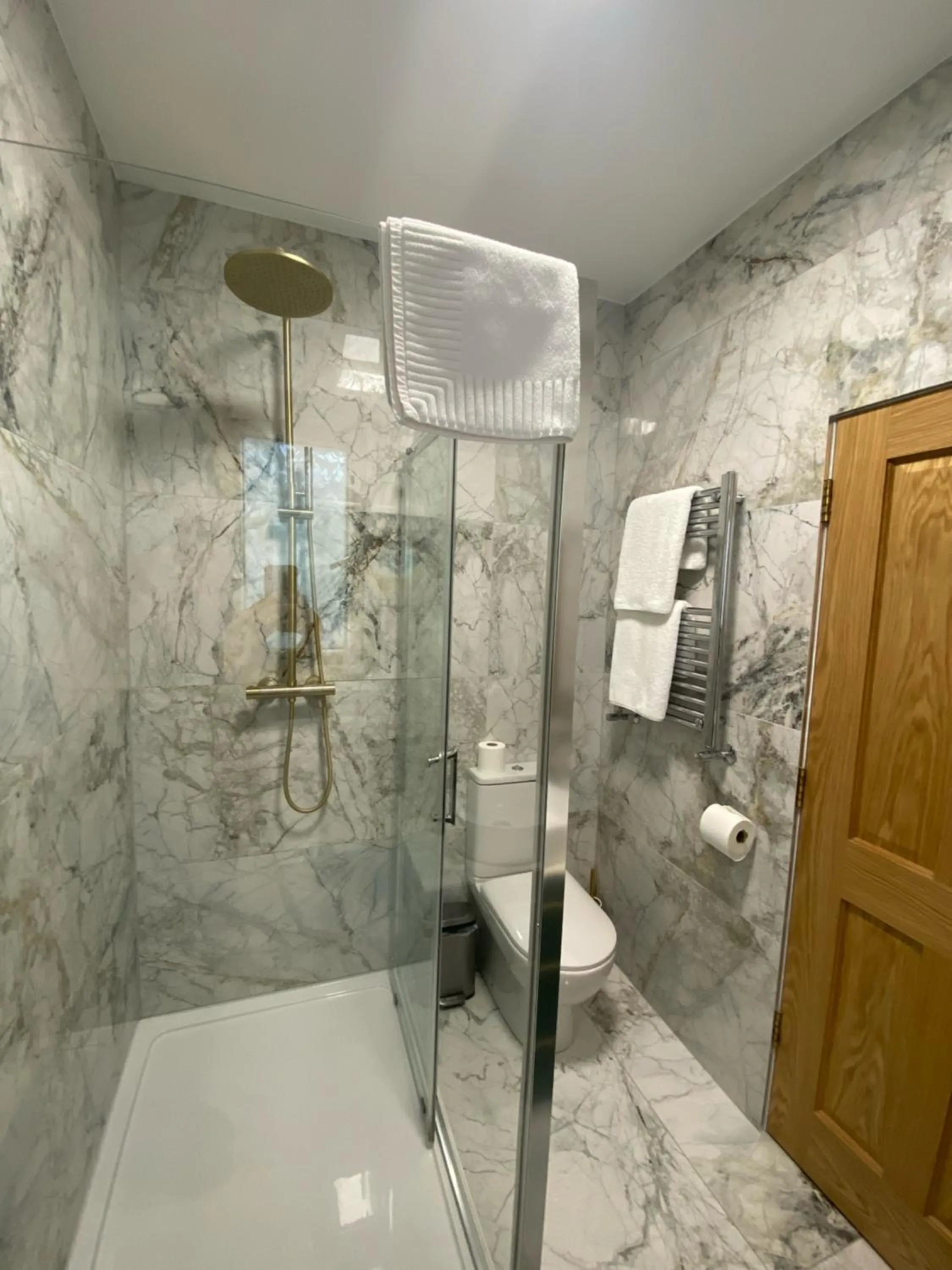 Bathroom in Shandon Bells Guest House