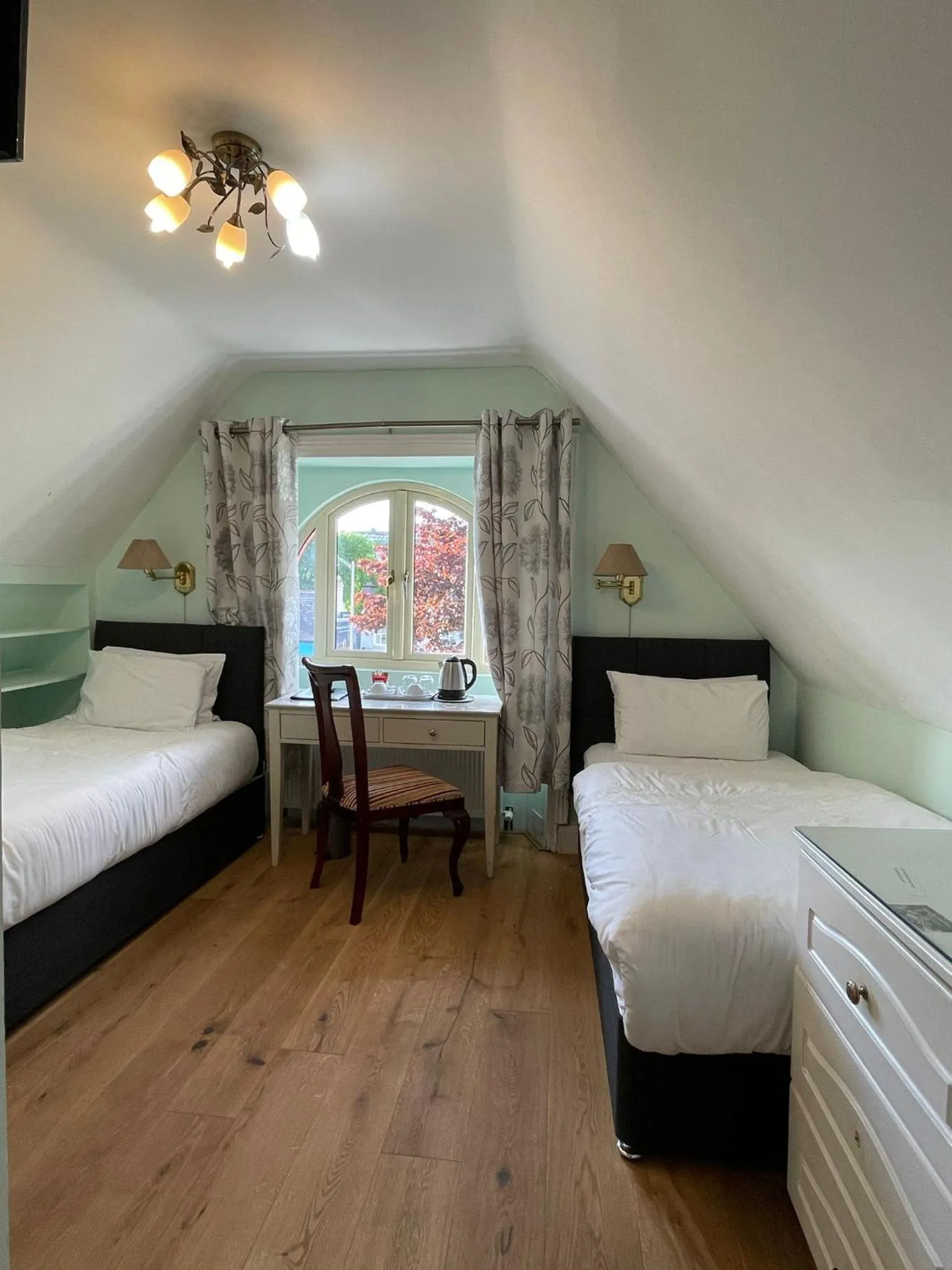 Bed in Shandon Bells Guest House