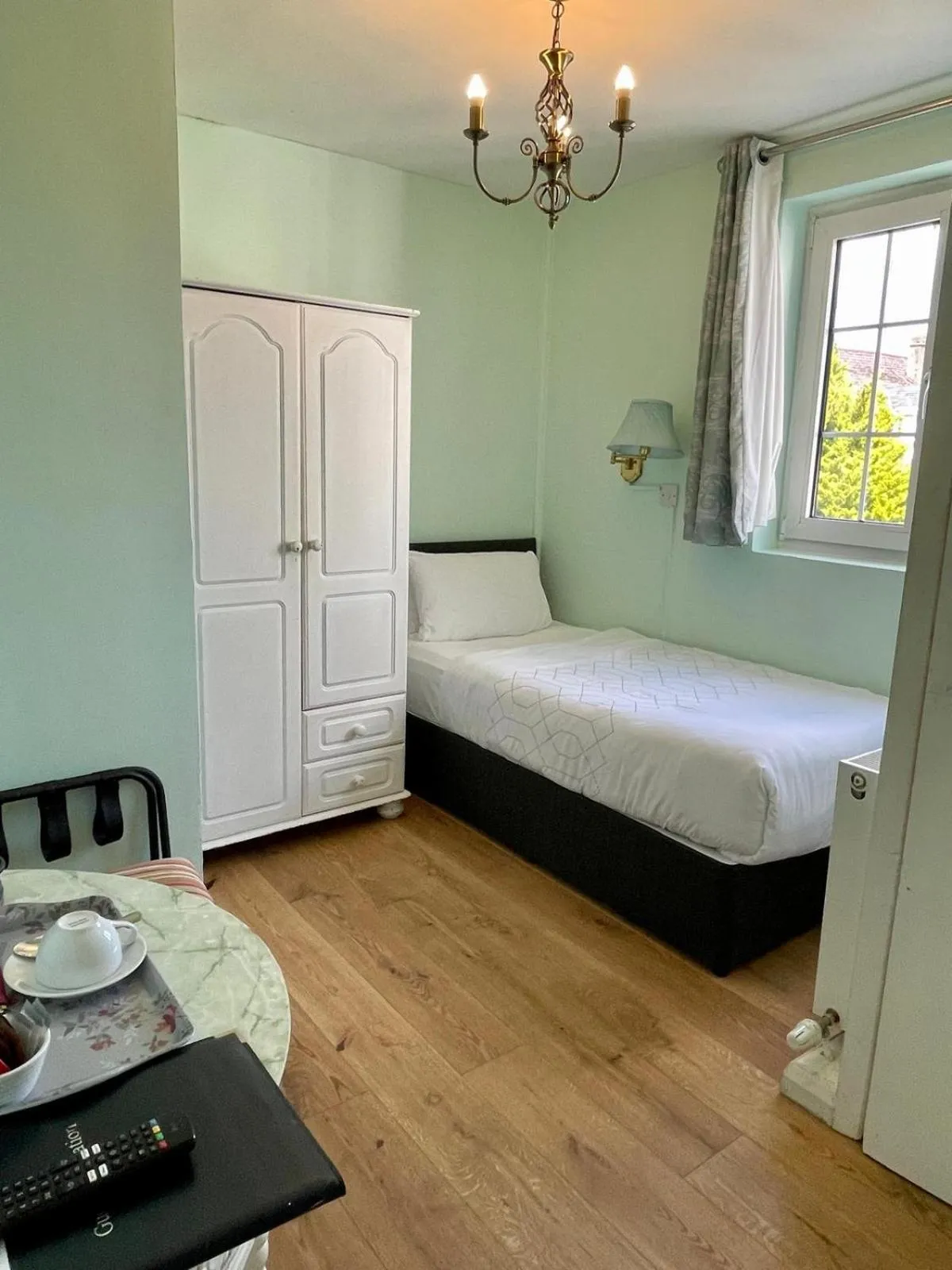 Bed in Shandon Bells Guest House