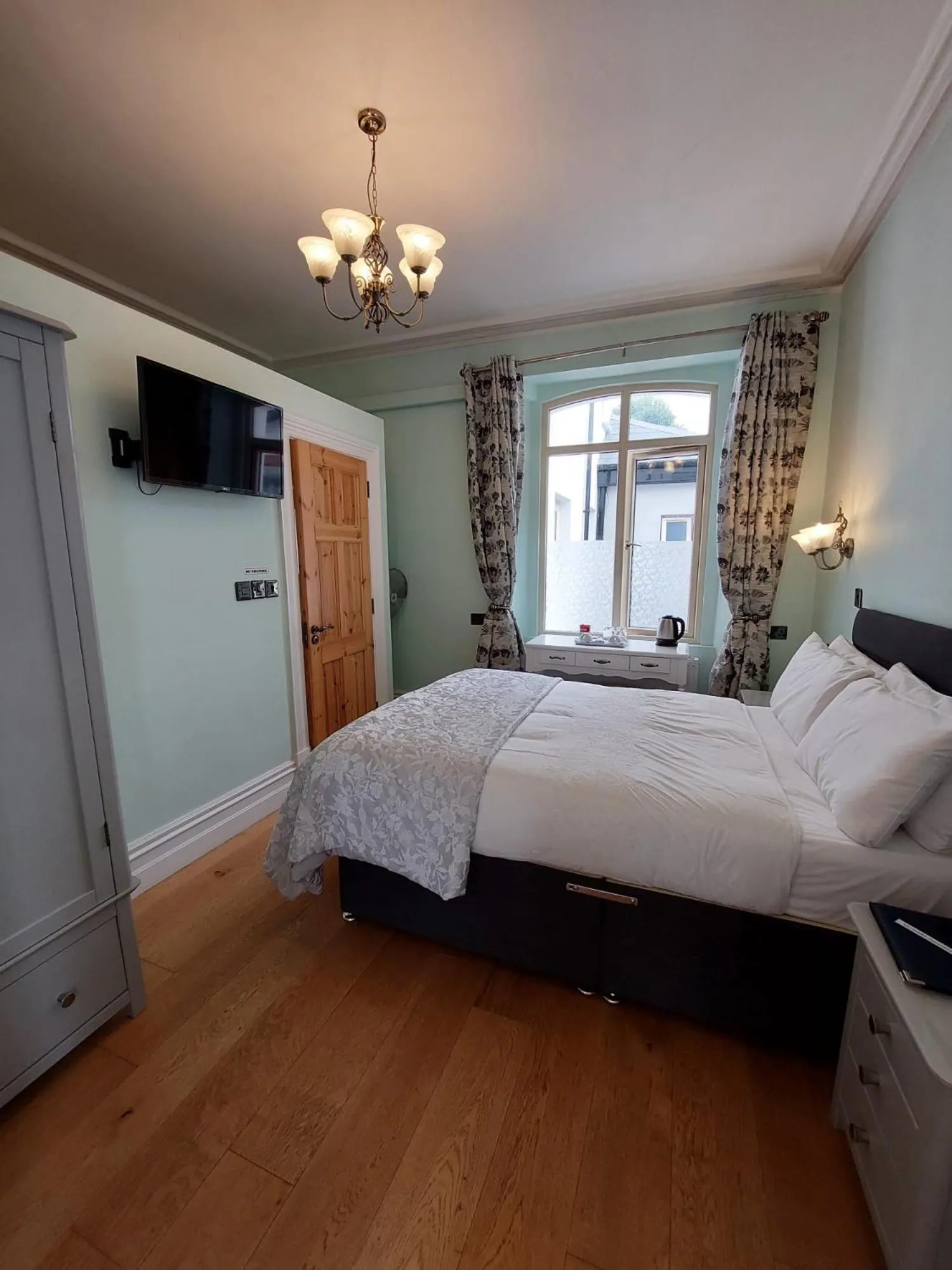 Bed in Shandon Bells Guest House