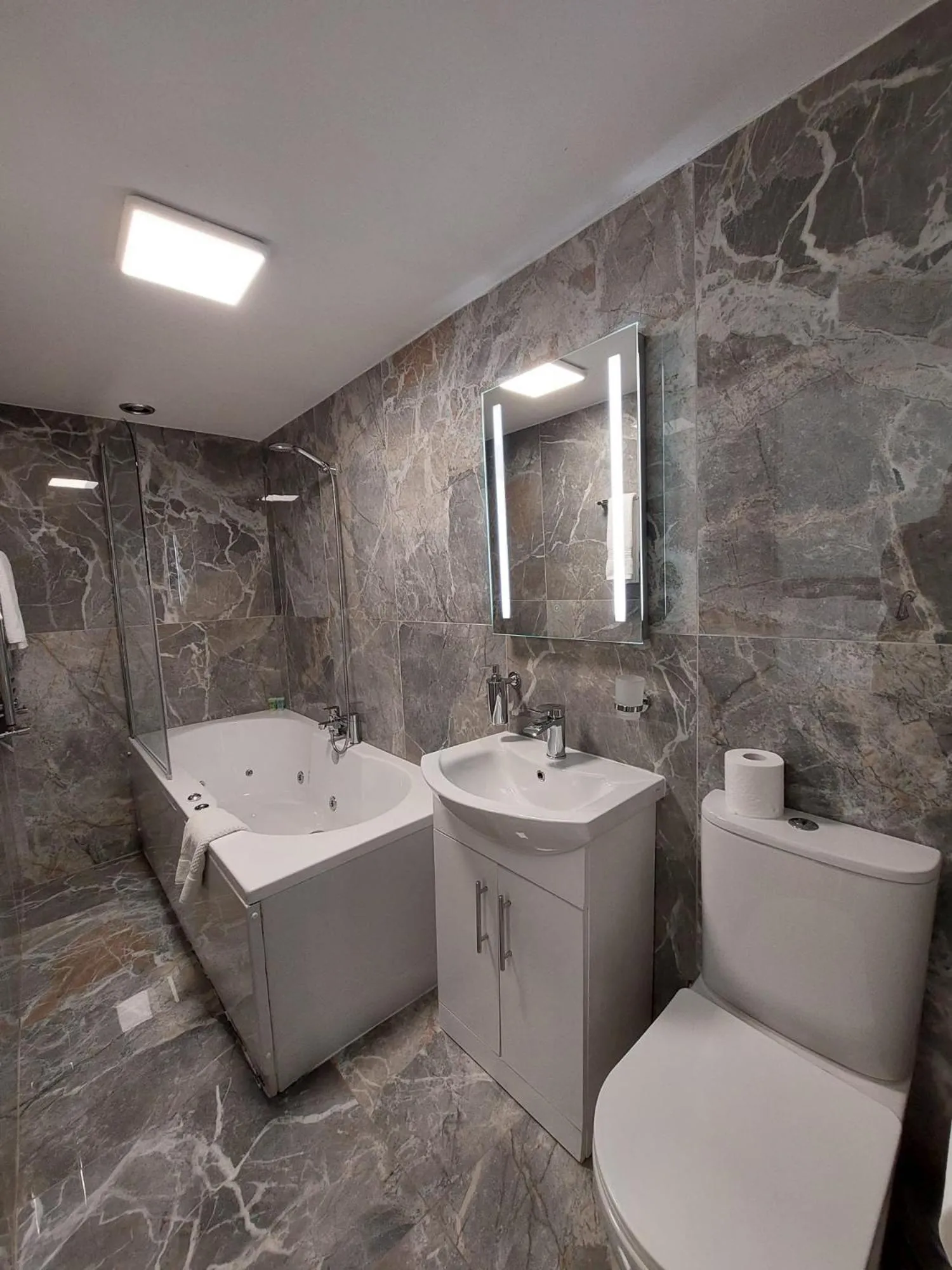 Bathroom in Shandon Bells Guest House