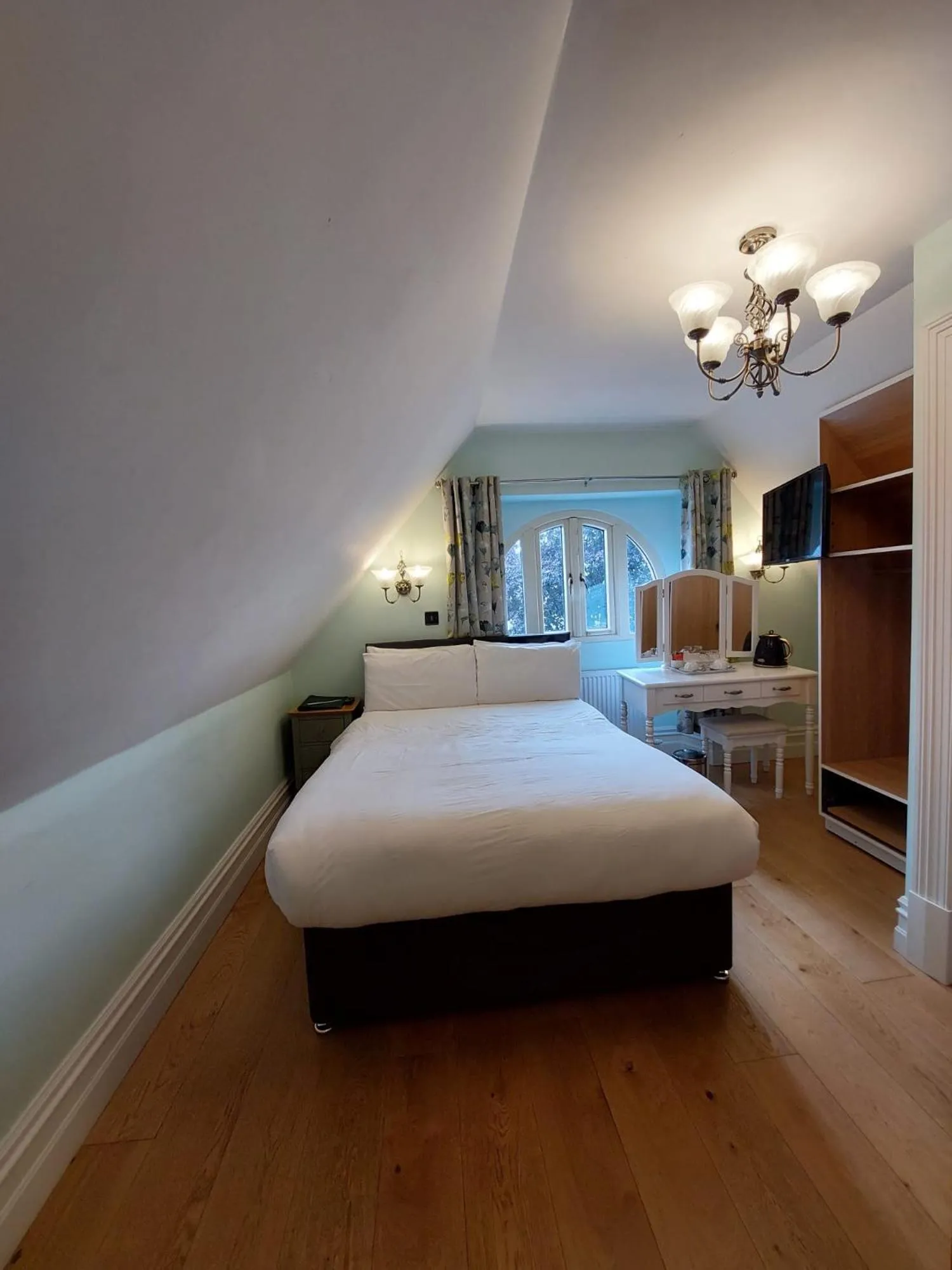 Bed in Shandon Bells Guest House