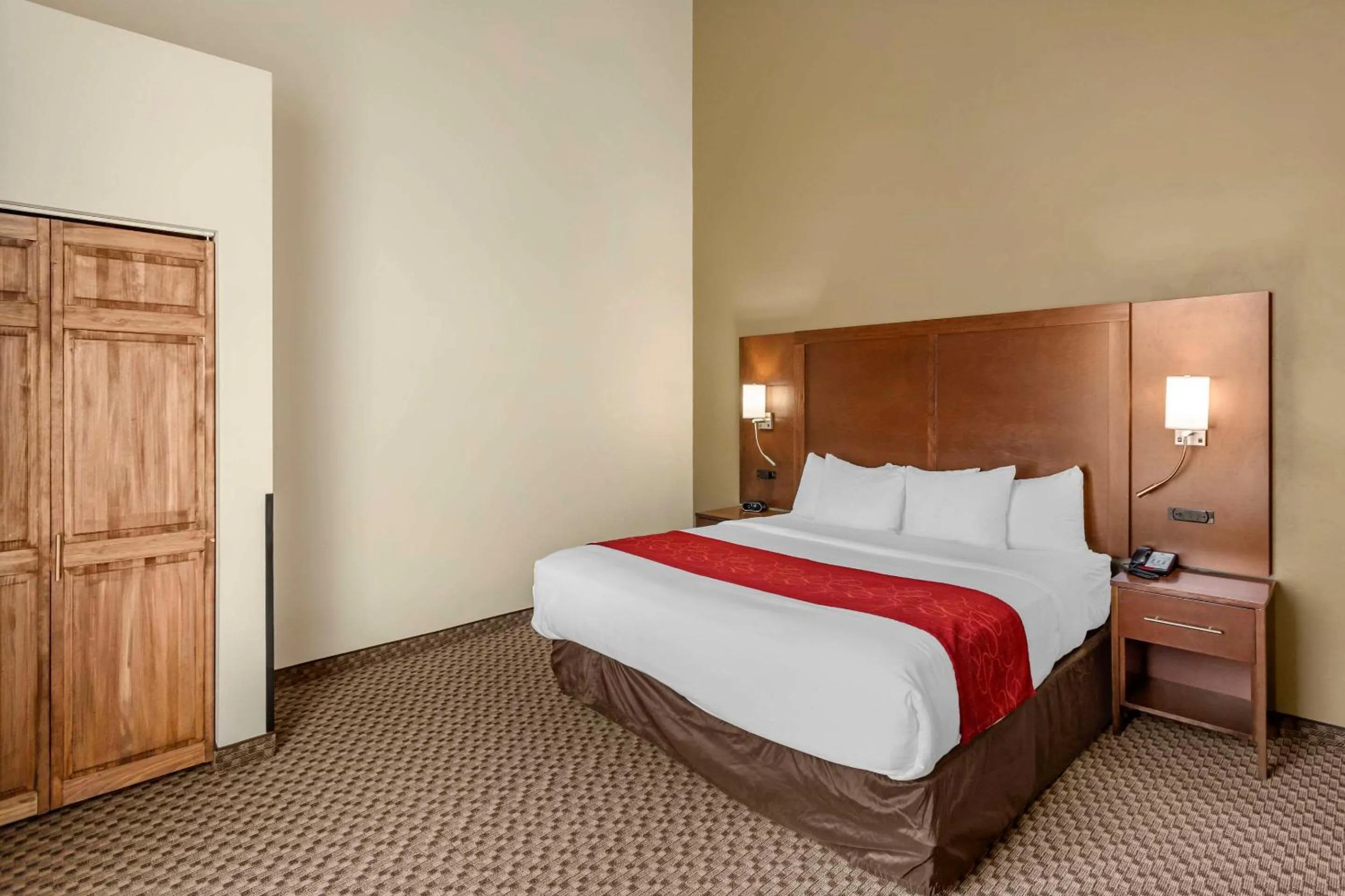 Bedroom, Bed in Comfort Suites Ogden Conference Center