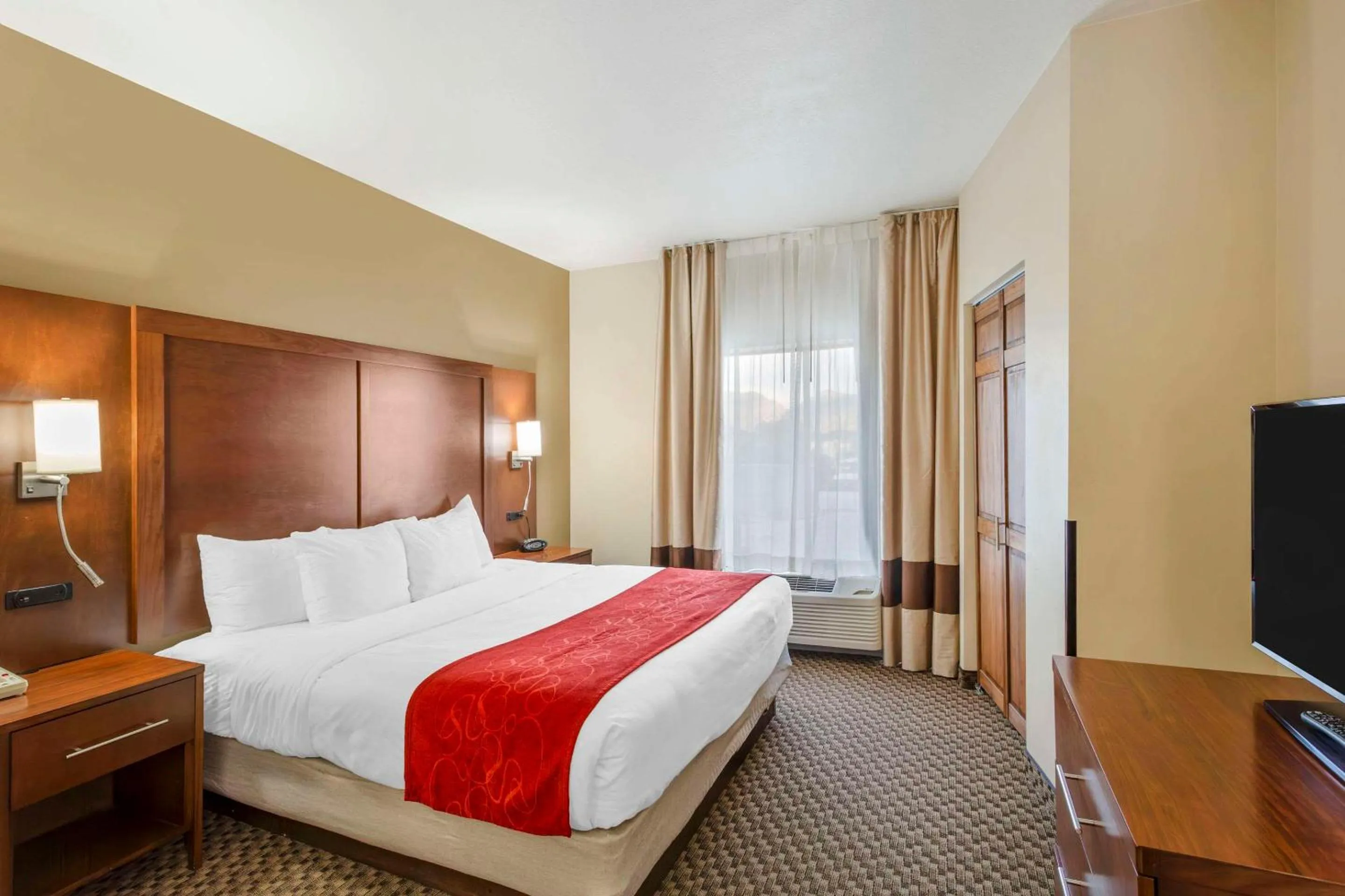 Bedroom, Bed in Comfort Suites Ogden Conference Center