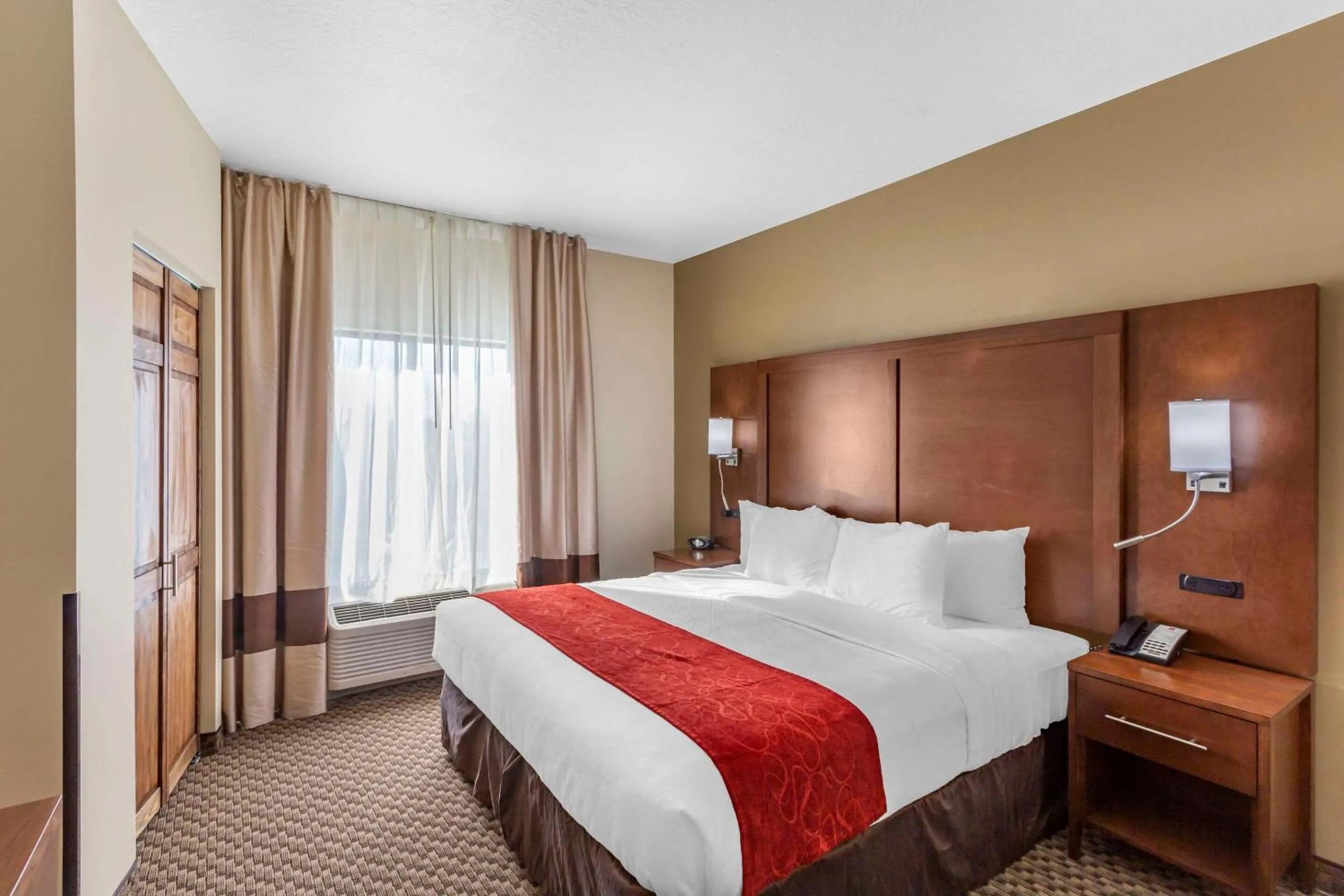 Bedroom, Bed in Comfort Suites Ogden Conference Center