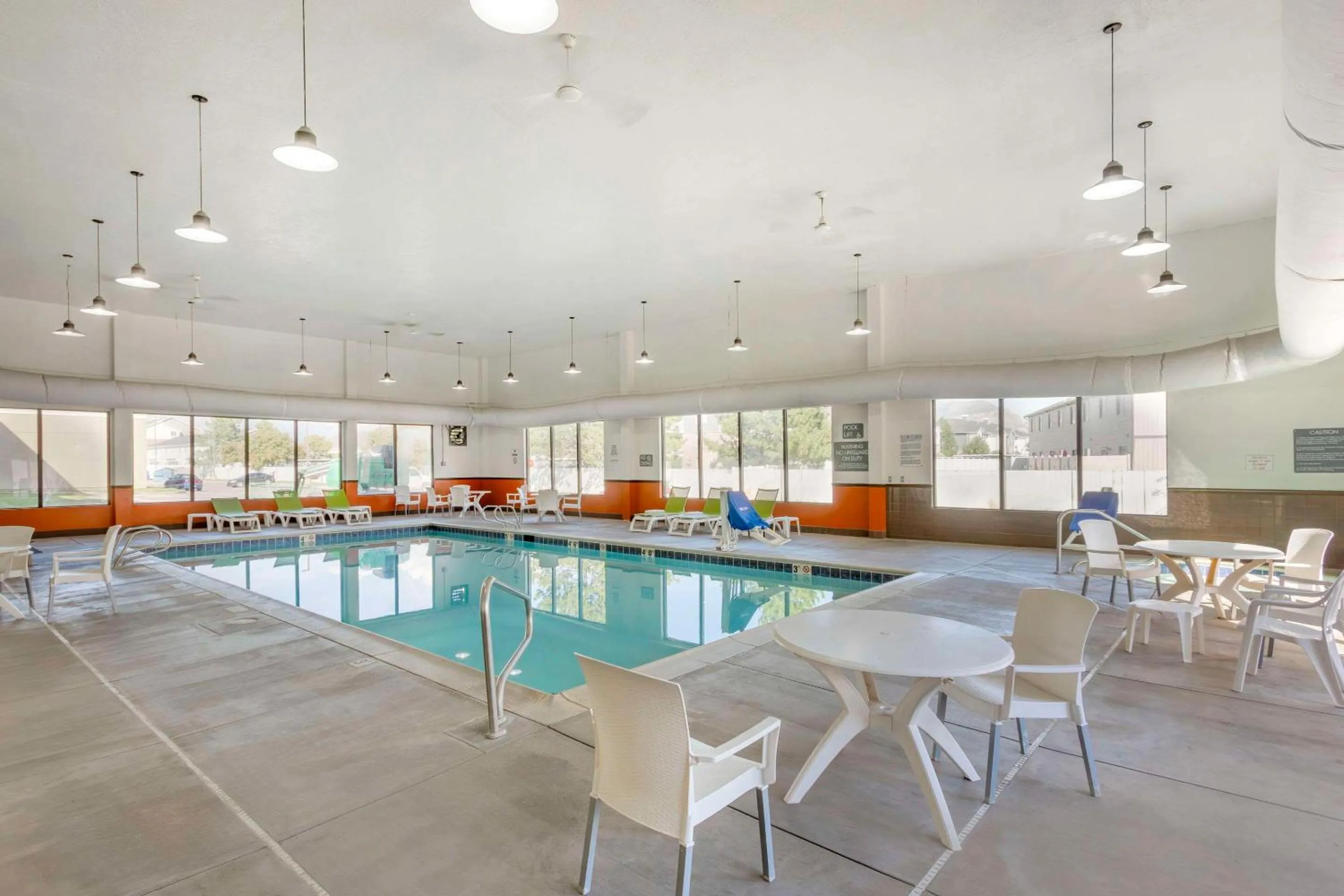 Swimming pool in Comfort Suites Ogden Conference Center