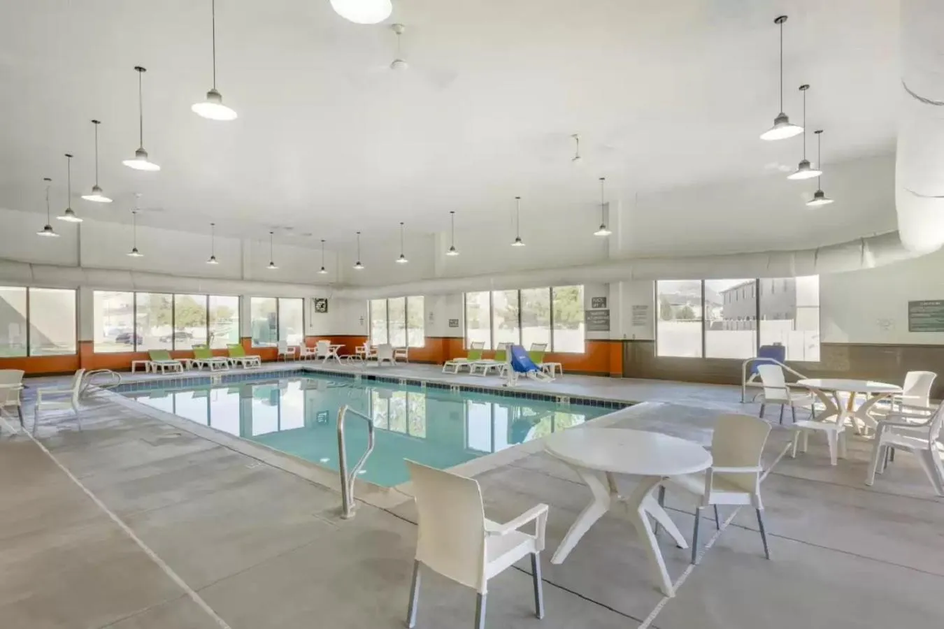 Swimming pool in Comfort Suites Ogden Conference Center