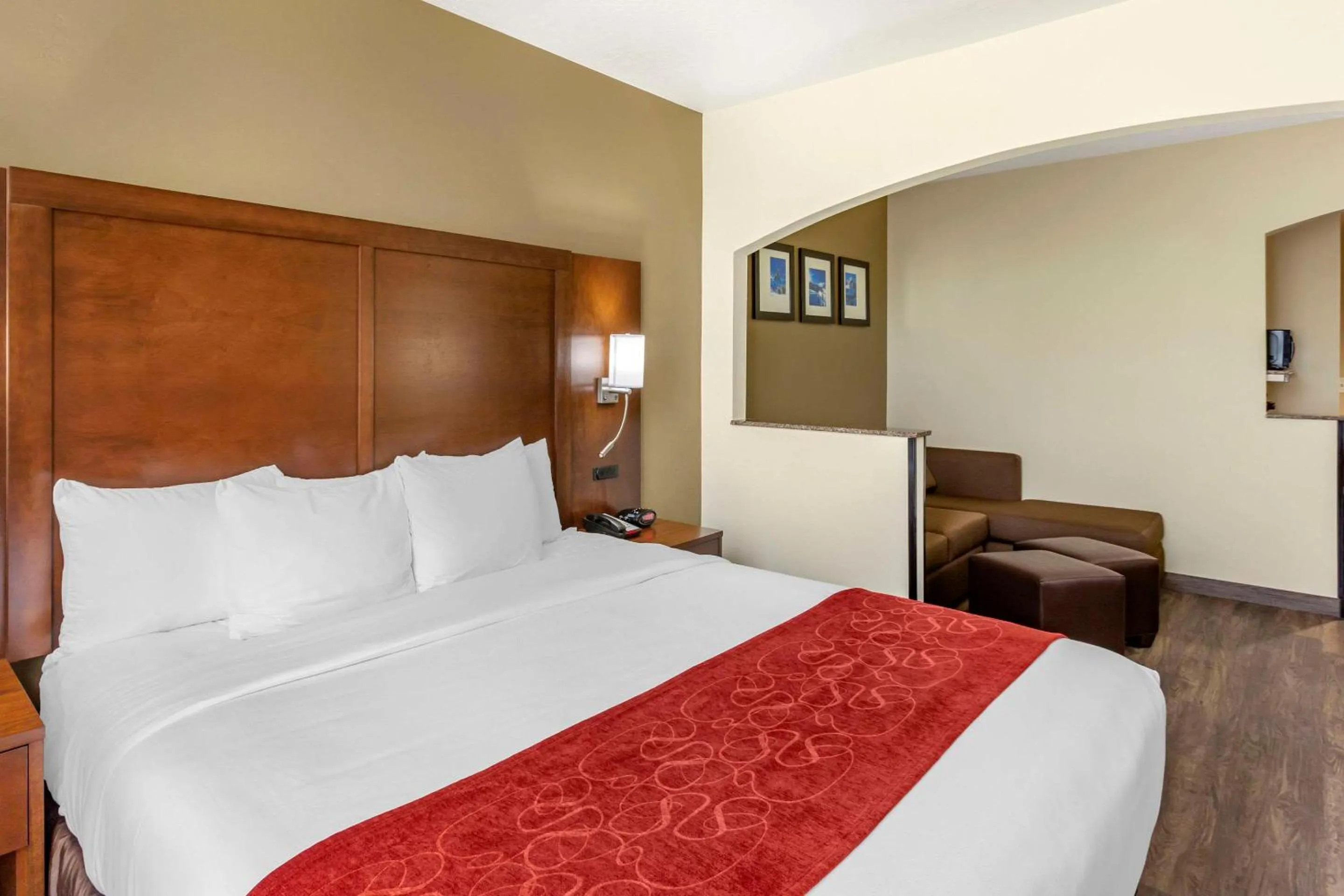 Bedroom, Bed in Comfort Suites Ogden Conference Center