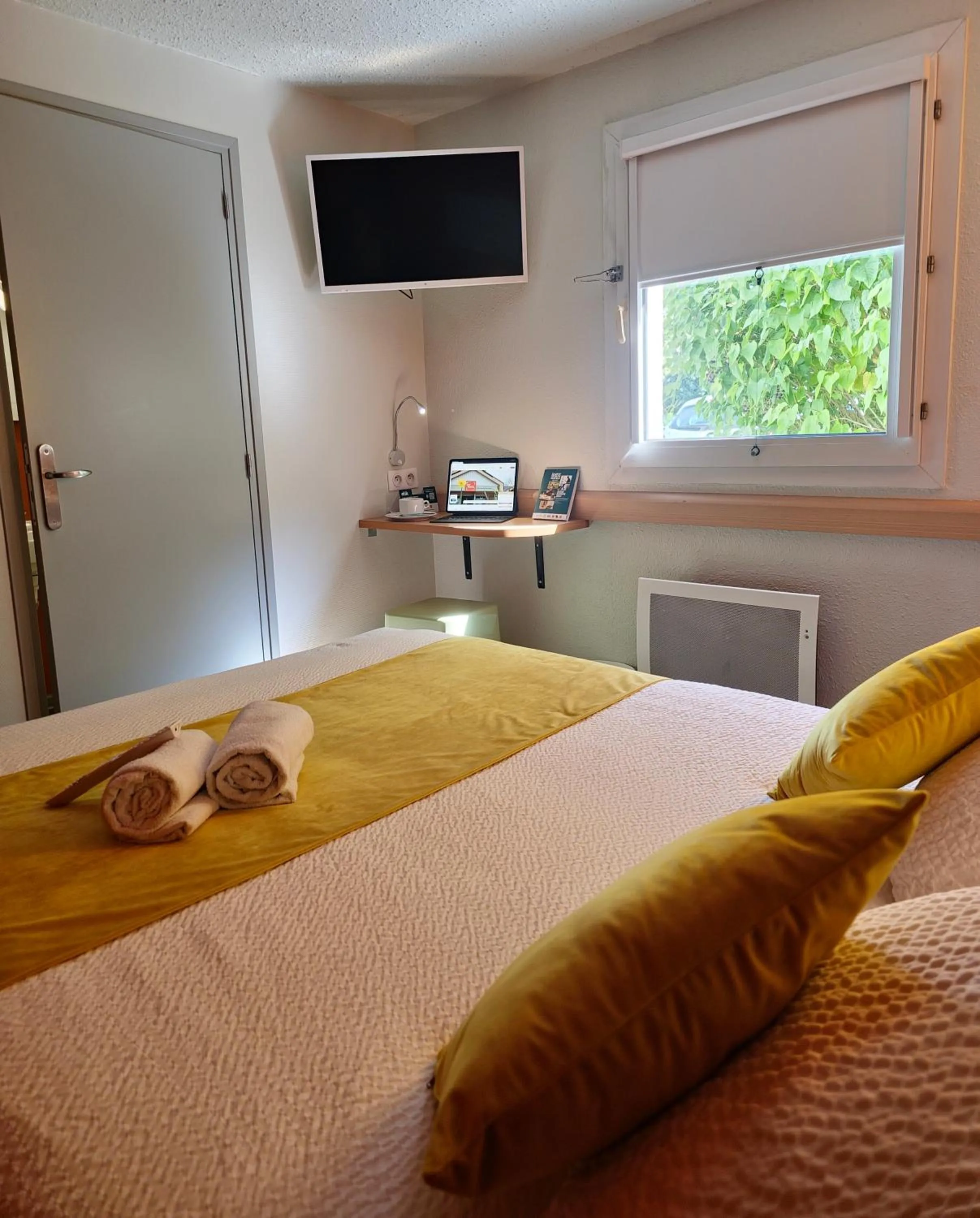 Bed in Cit'hotel Design Booking Evry Saint-Germain-lès-Corbeil Sénart