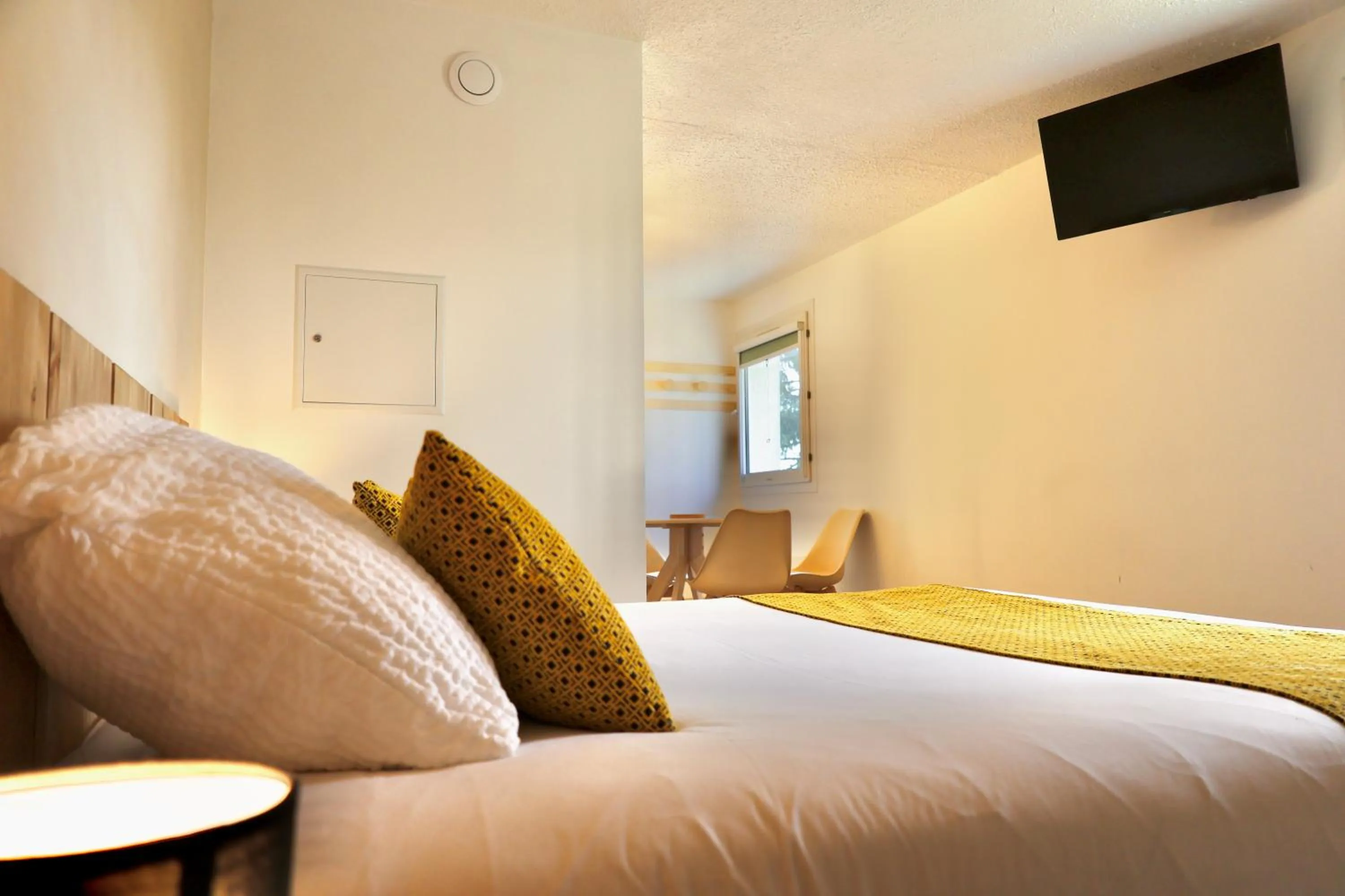 Bed in Cit'hotel Design Booking Evry Saint-Germain-lès-Corbeil Sénart