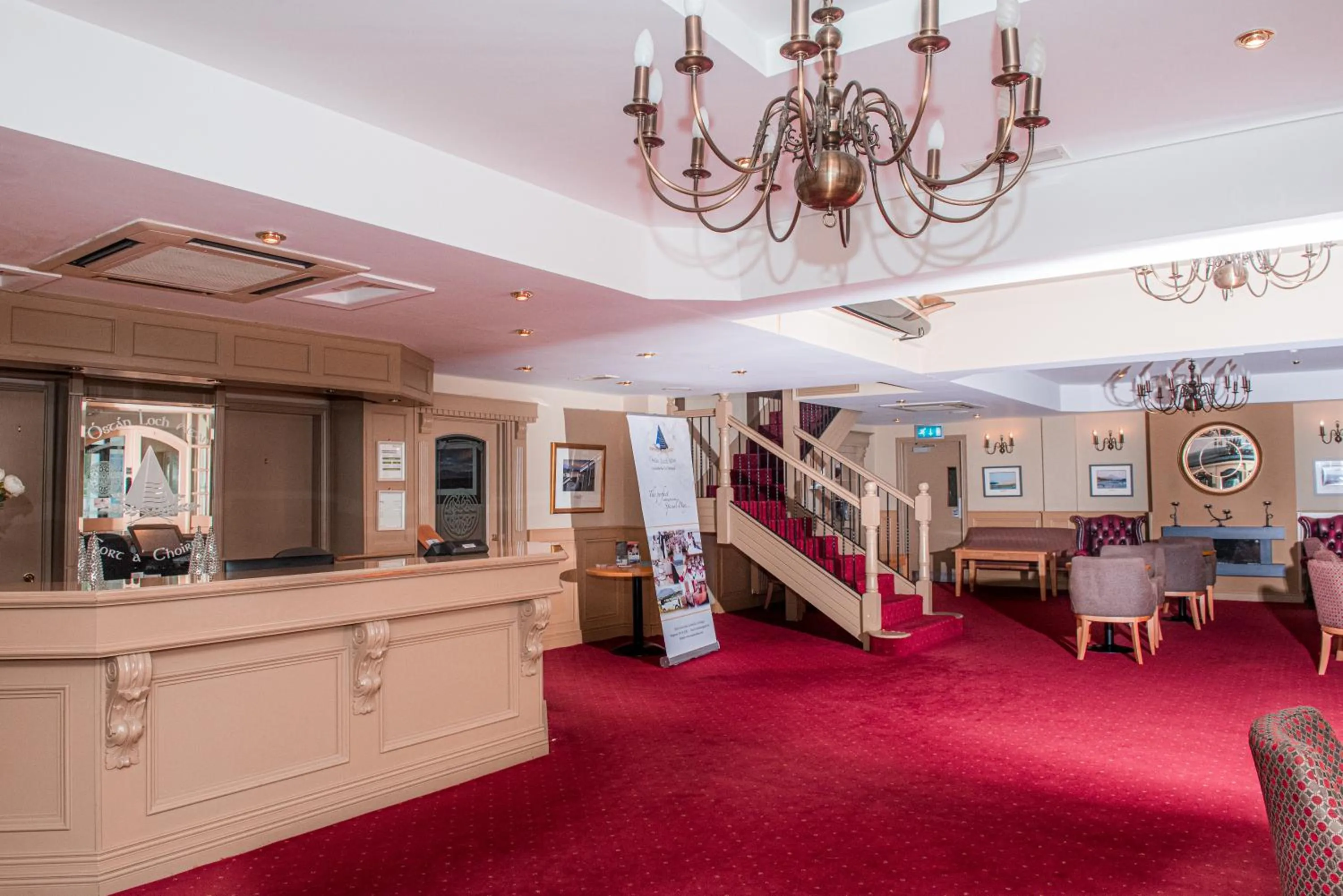 Seating area in Óstán Loch Altan