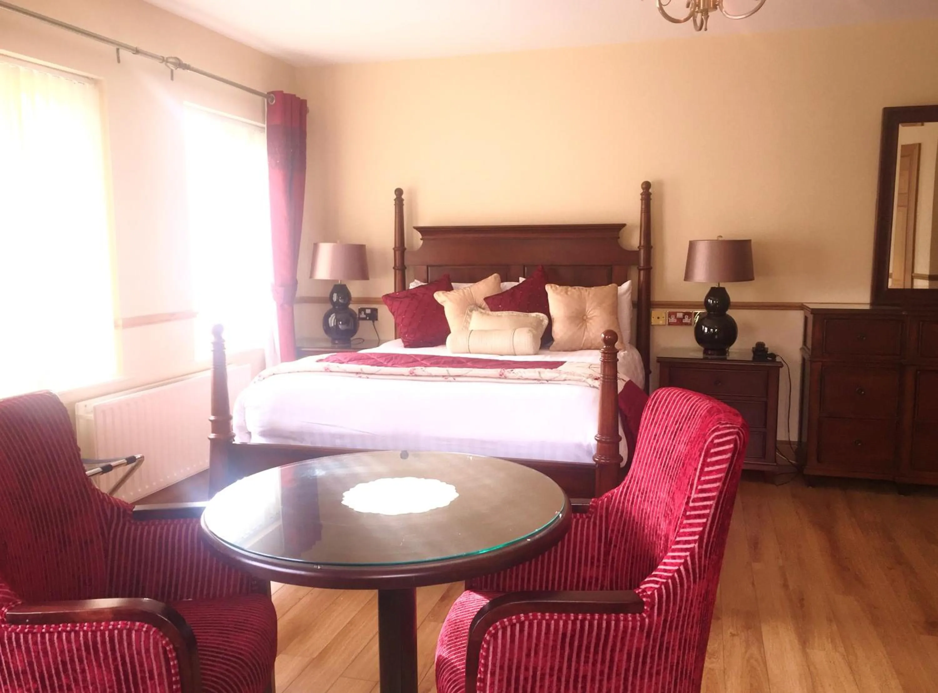 Bedroom, Bed in Óstán Loch Altan