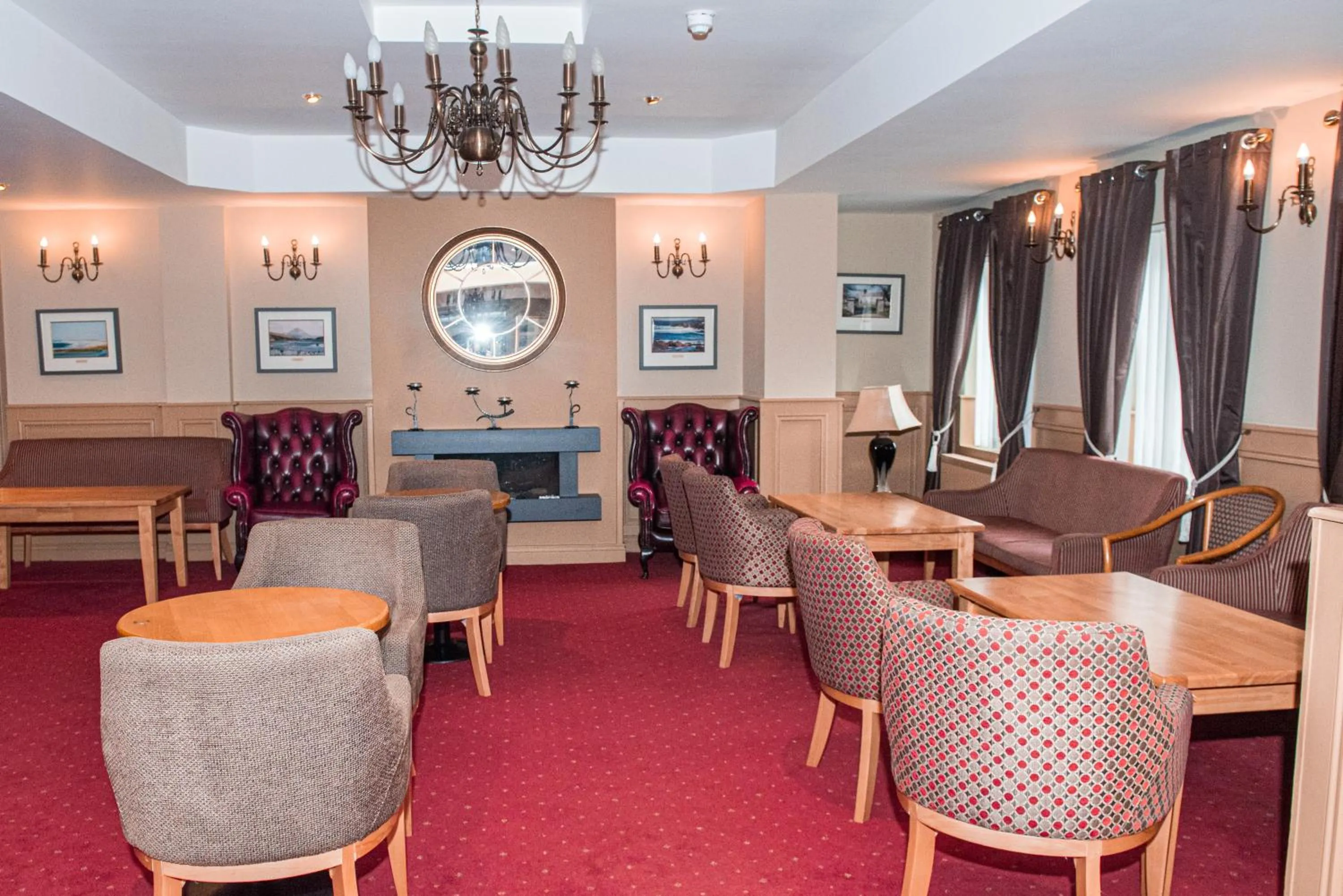 Seating area in Óstán Loch Altan