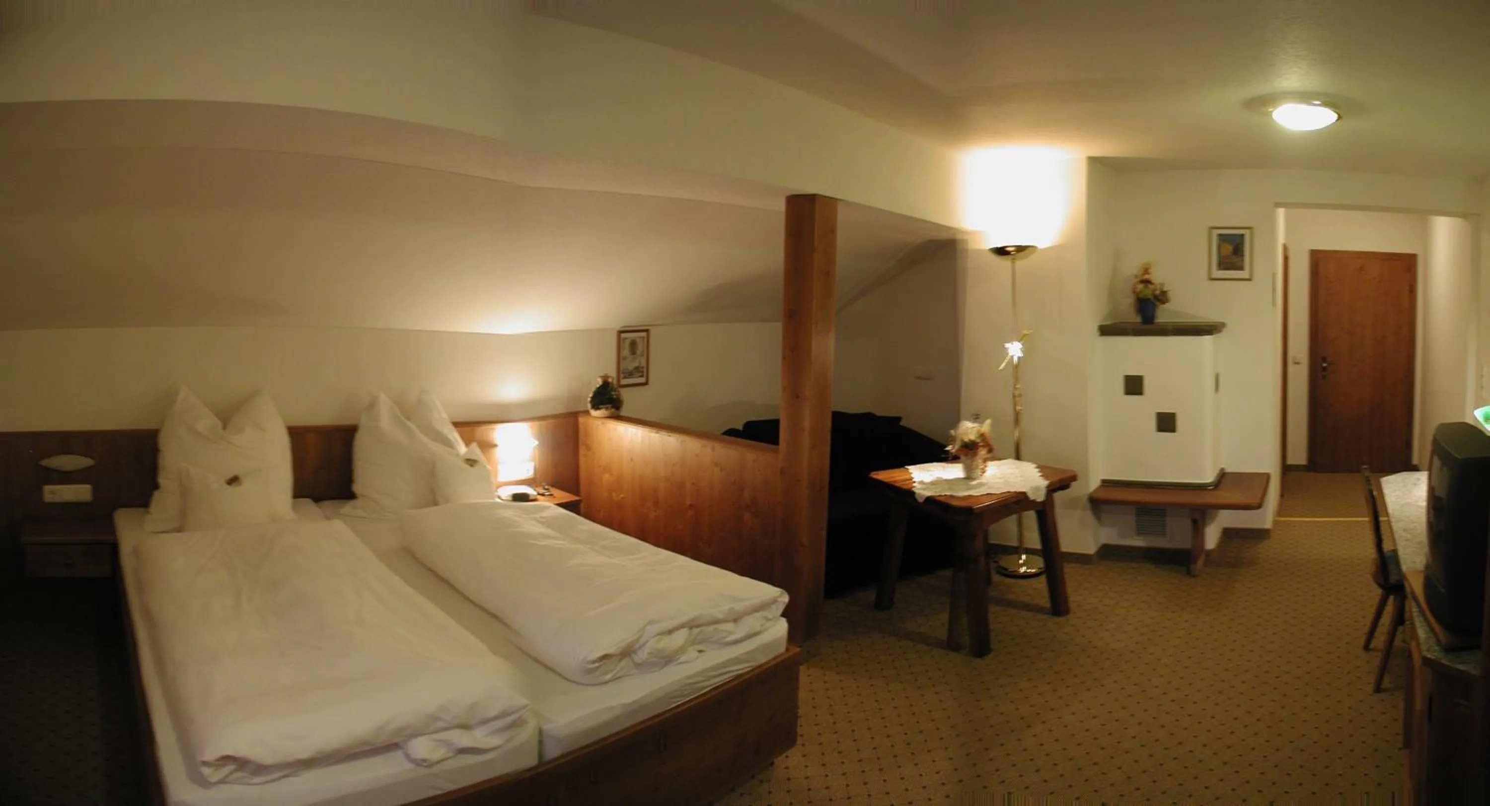 Bedroom, Bed in Hotel-Restaurant Gasthaus Bonimeier