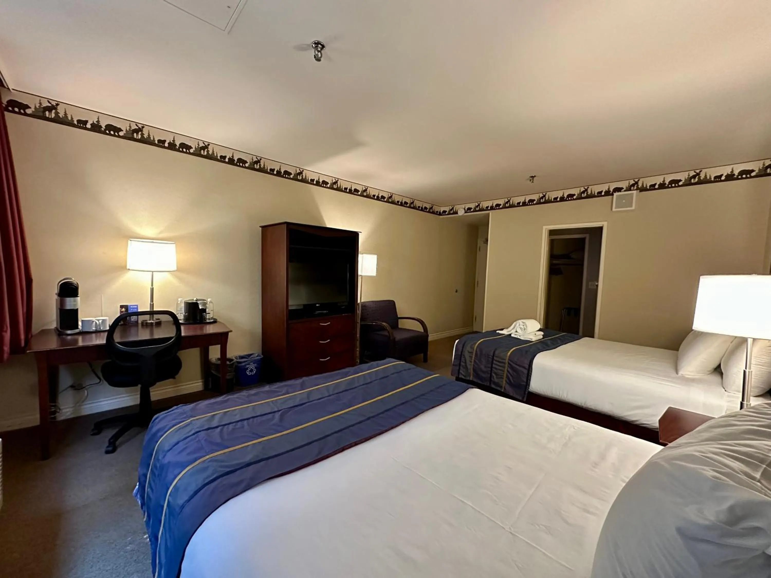 Photo of the whole room, Bed in Harrison Hot Springs Resort & Spa