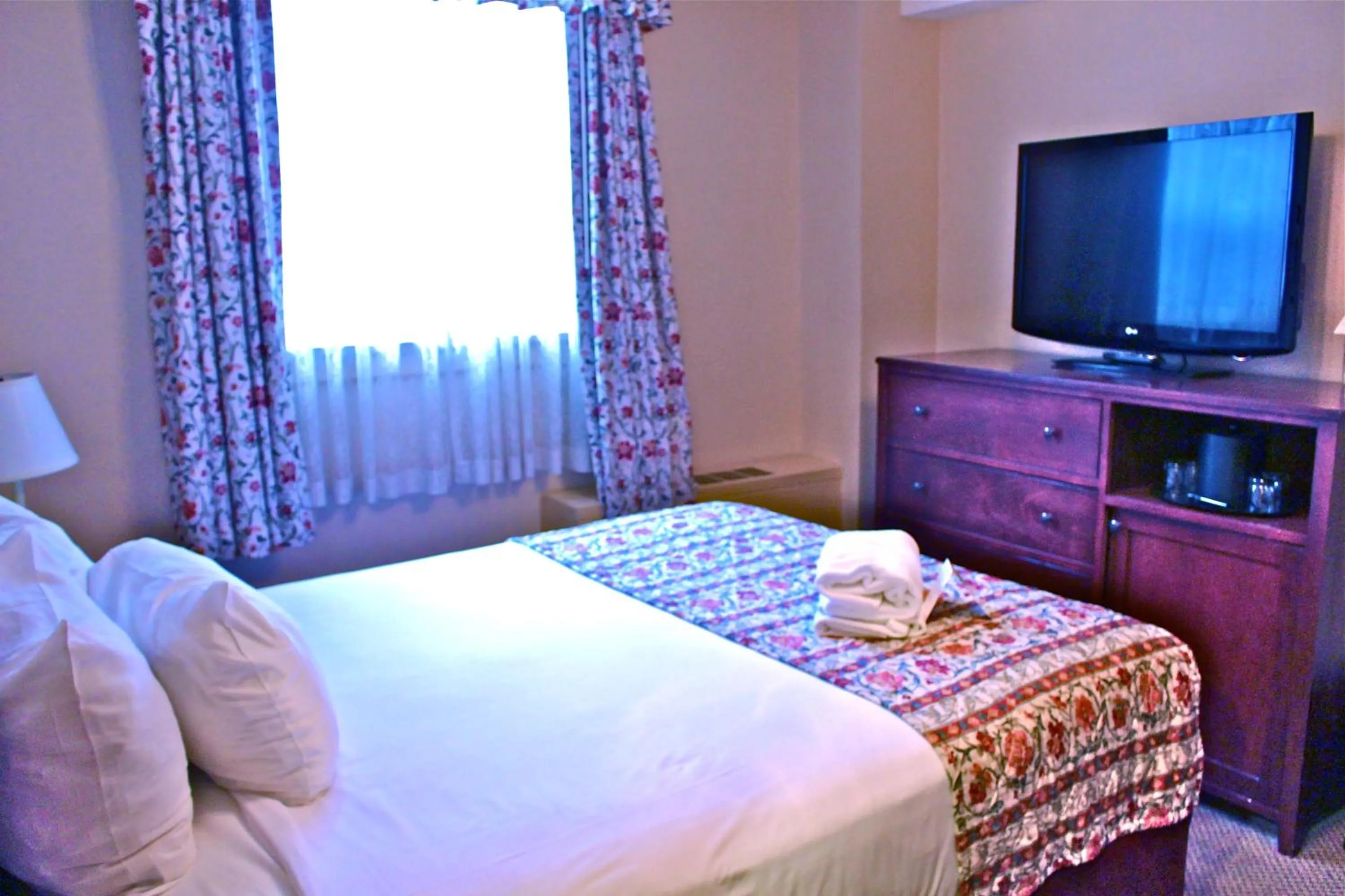 Photo of the whole room, Bed in Harrison Hot Springs Resort & Spa