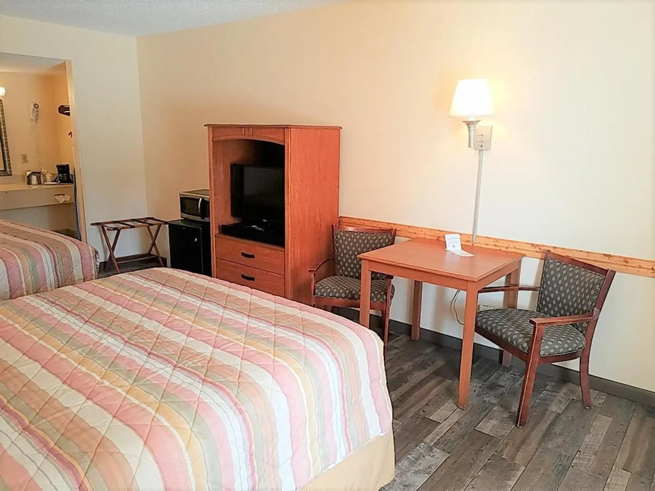 Bed in Americas Best Value Inn Ocean Inn