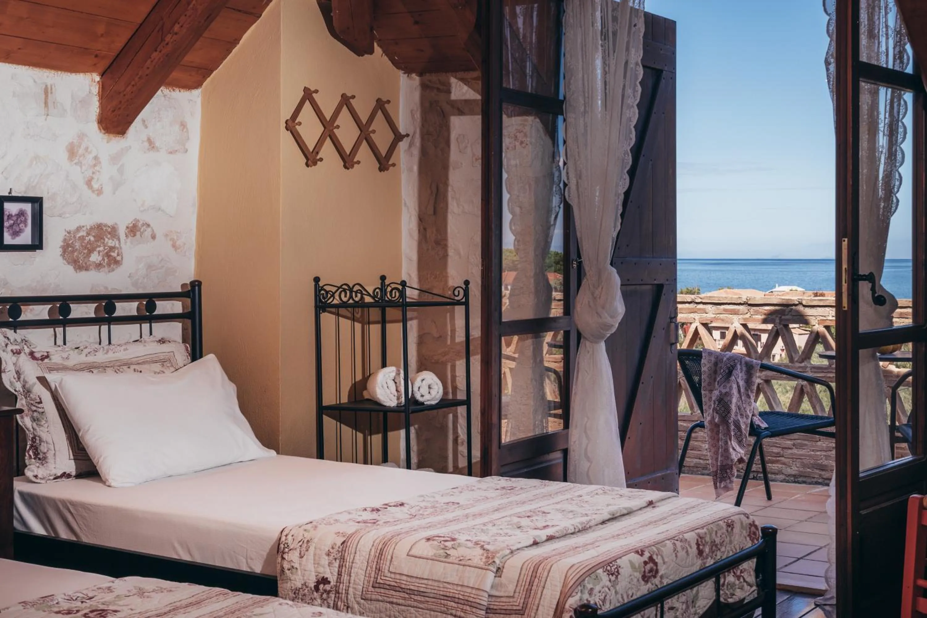 Photo of the whole room, Bed in Alegria Villas Complex