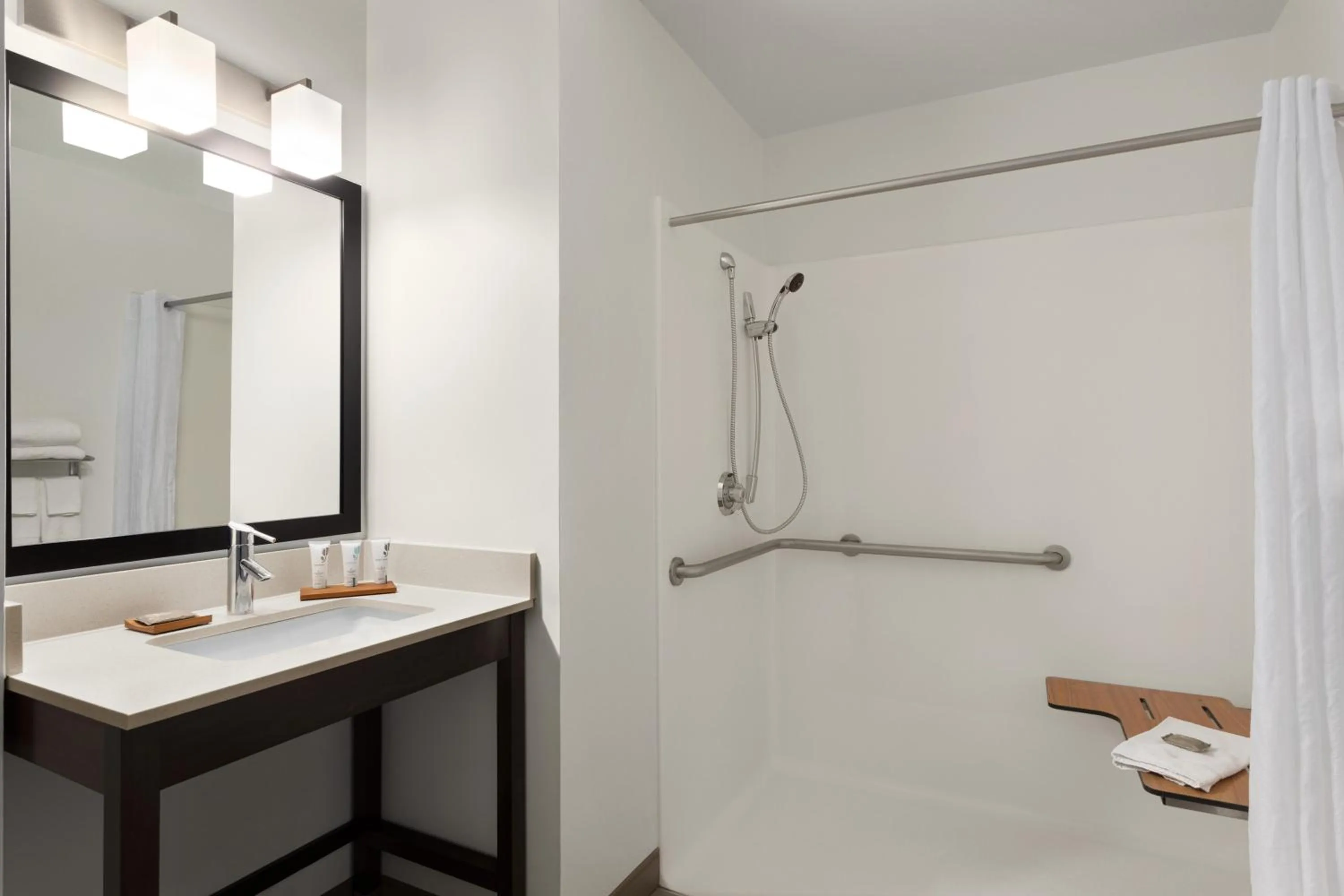 Shower in Country Inn & Suites by Radisson, St Charles Historic District
