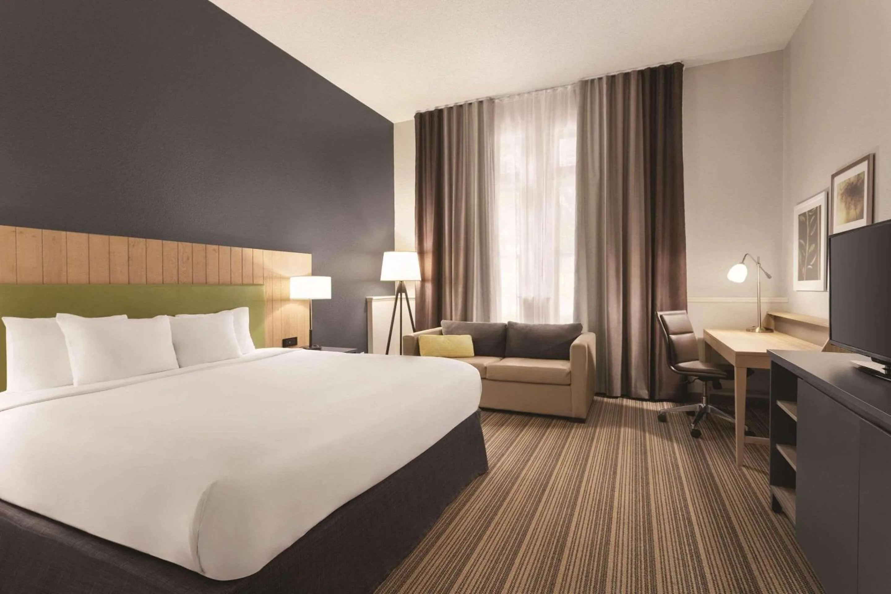 Bedroom, Bed in Country Inn & Suites by Radisson, St Charles Historic District