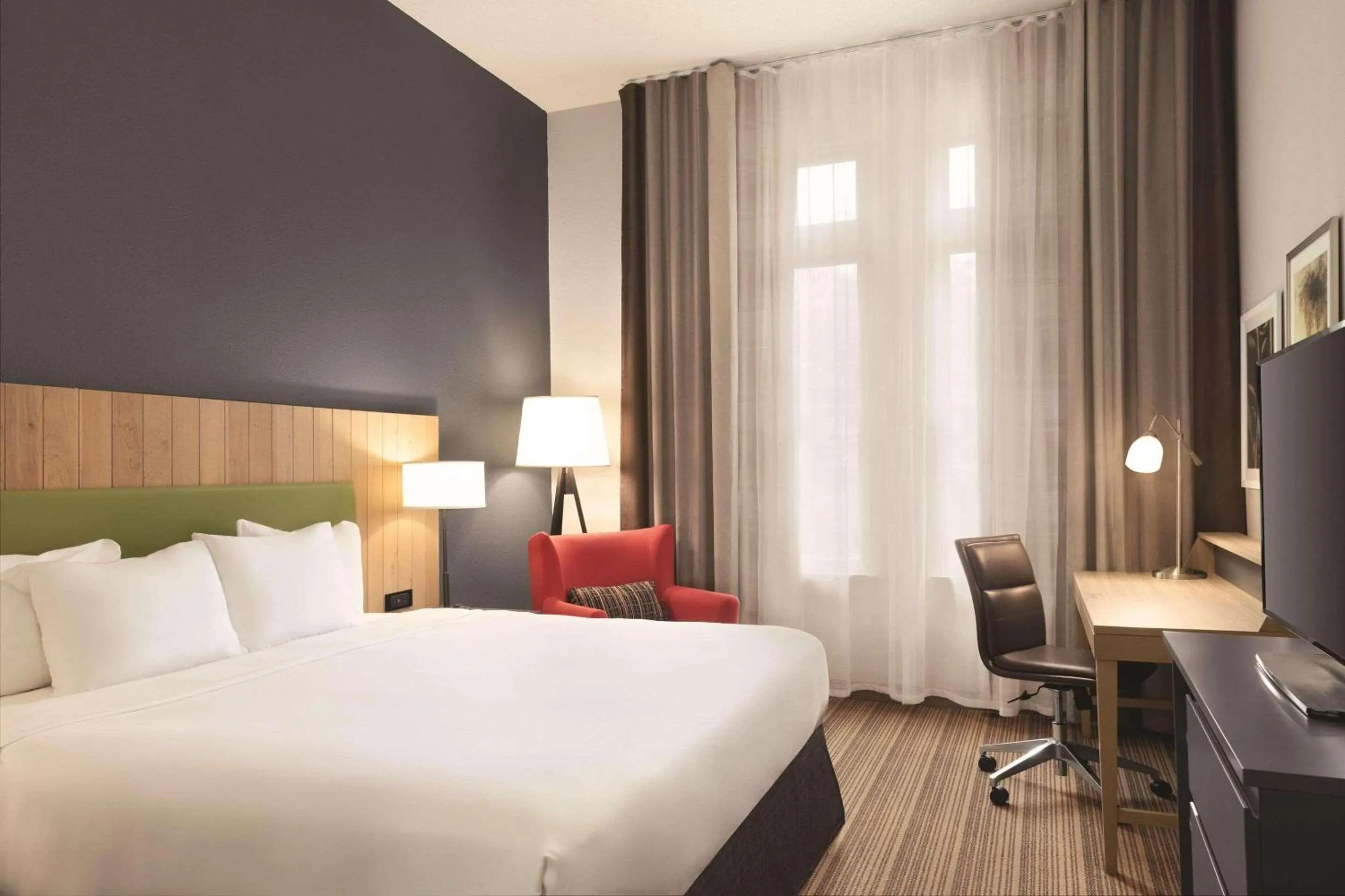 Bedroom, Bed in Country Inn & Suites by Radisson, St Charles Historic District