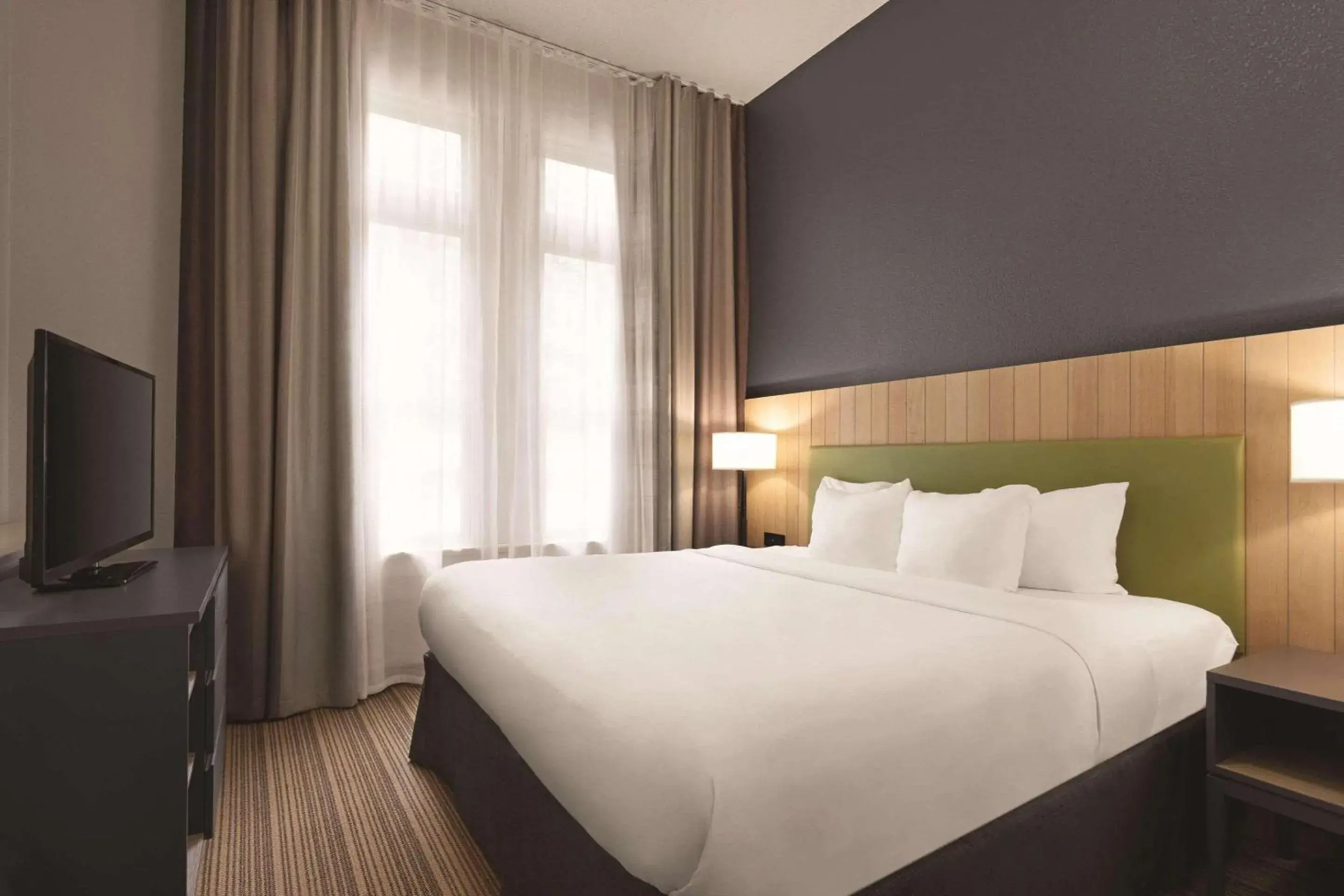 Bedroom, Bed in Country Inn & Suites by Radisson, St Charles Historic District Bedroom, Bed in Country Inn & Suites by Radisson, St Charles Historic District