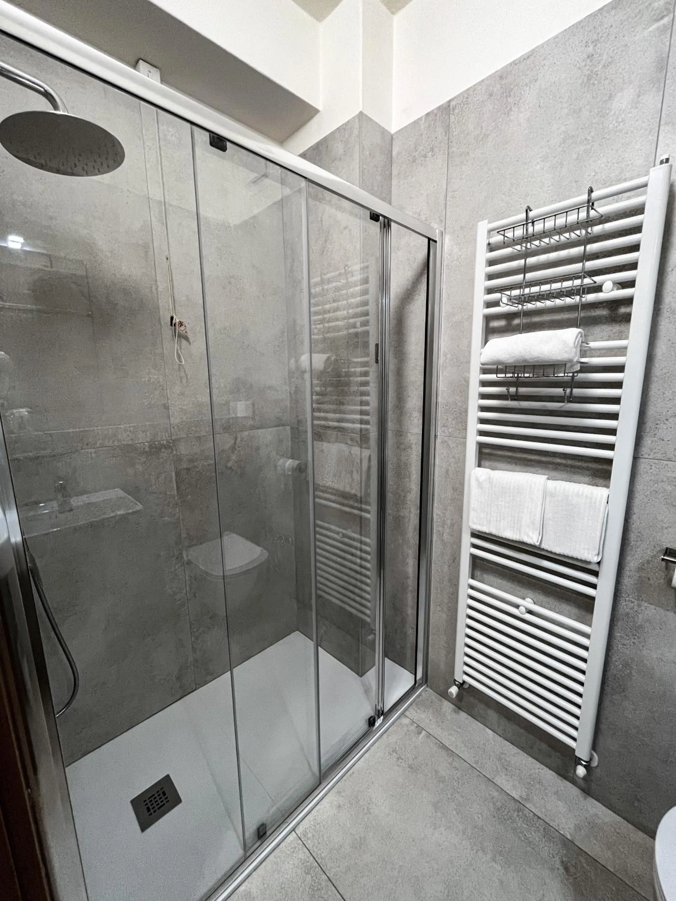 Shower in Hotel Sorriso