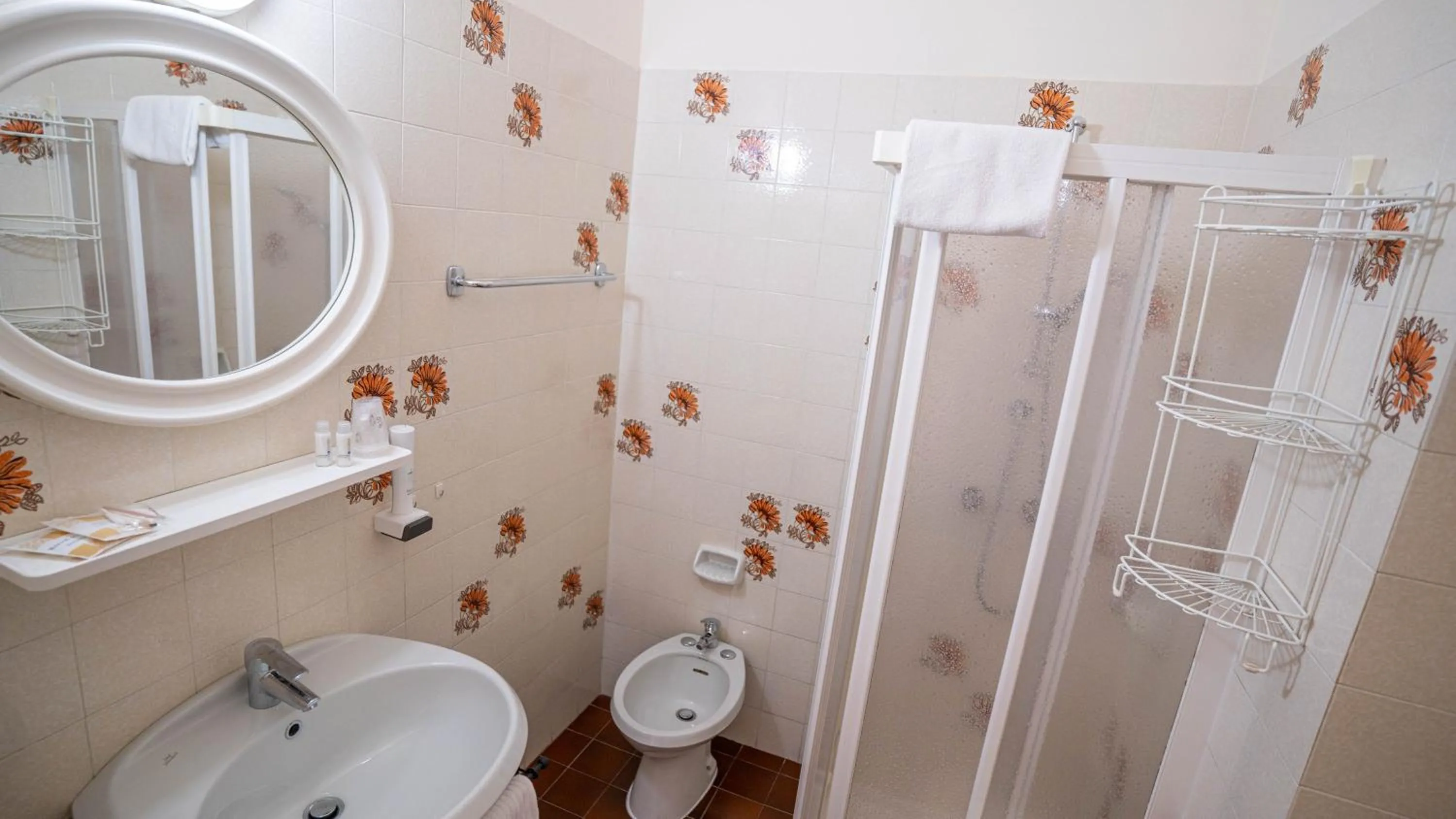 Shower in Hotel Sorriso