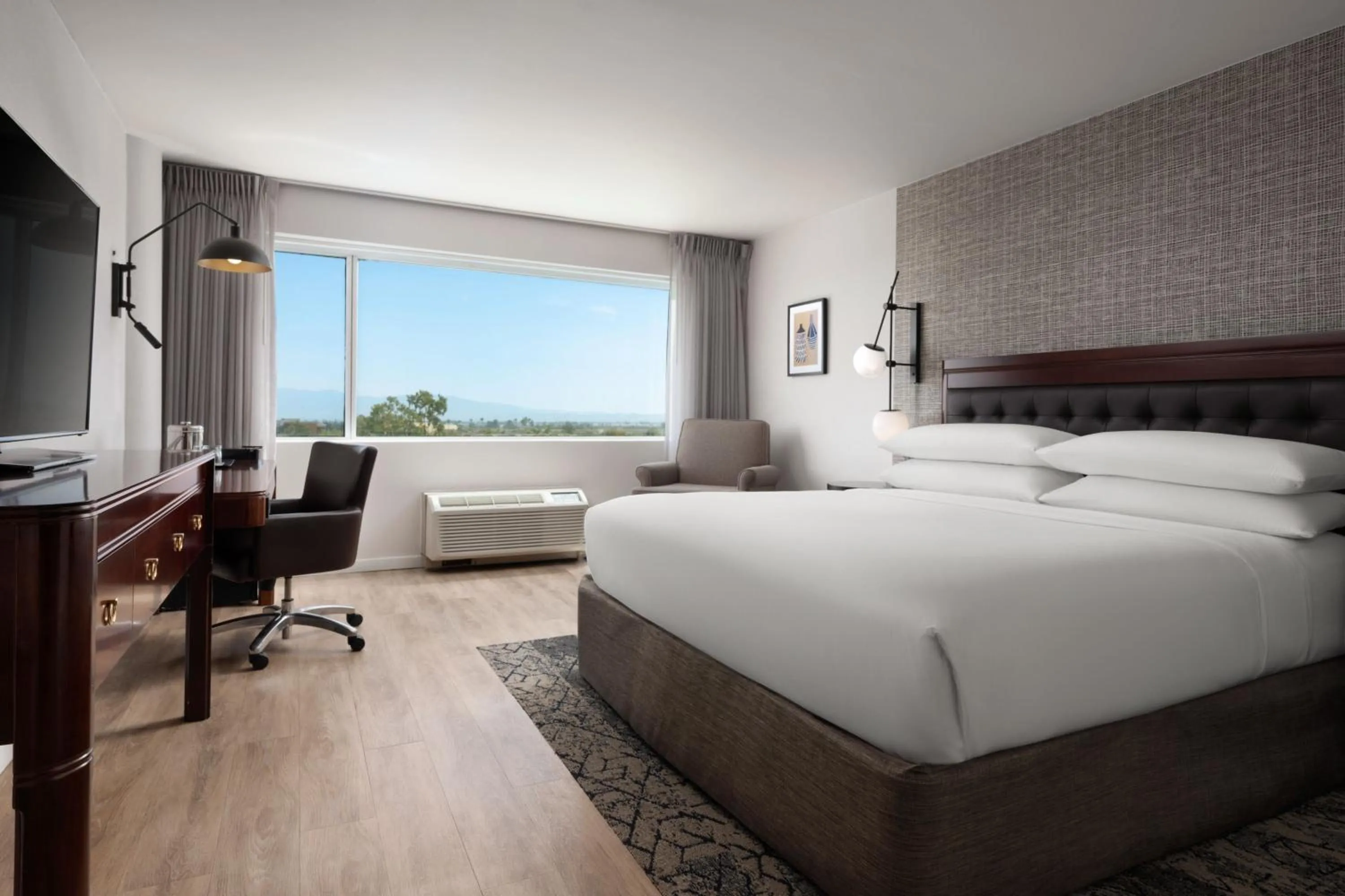 Photo of the whole room, Bed in Sheraton Ontario Airport Hotel