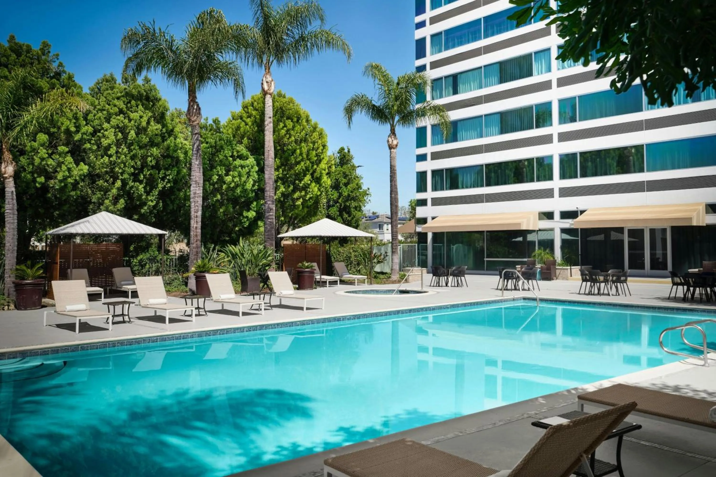 Swimming pool in Sheraton Ontario Airport Hotel