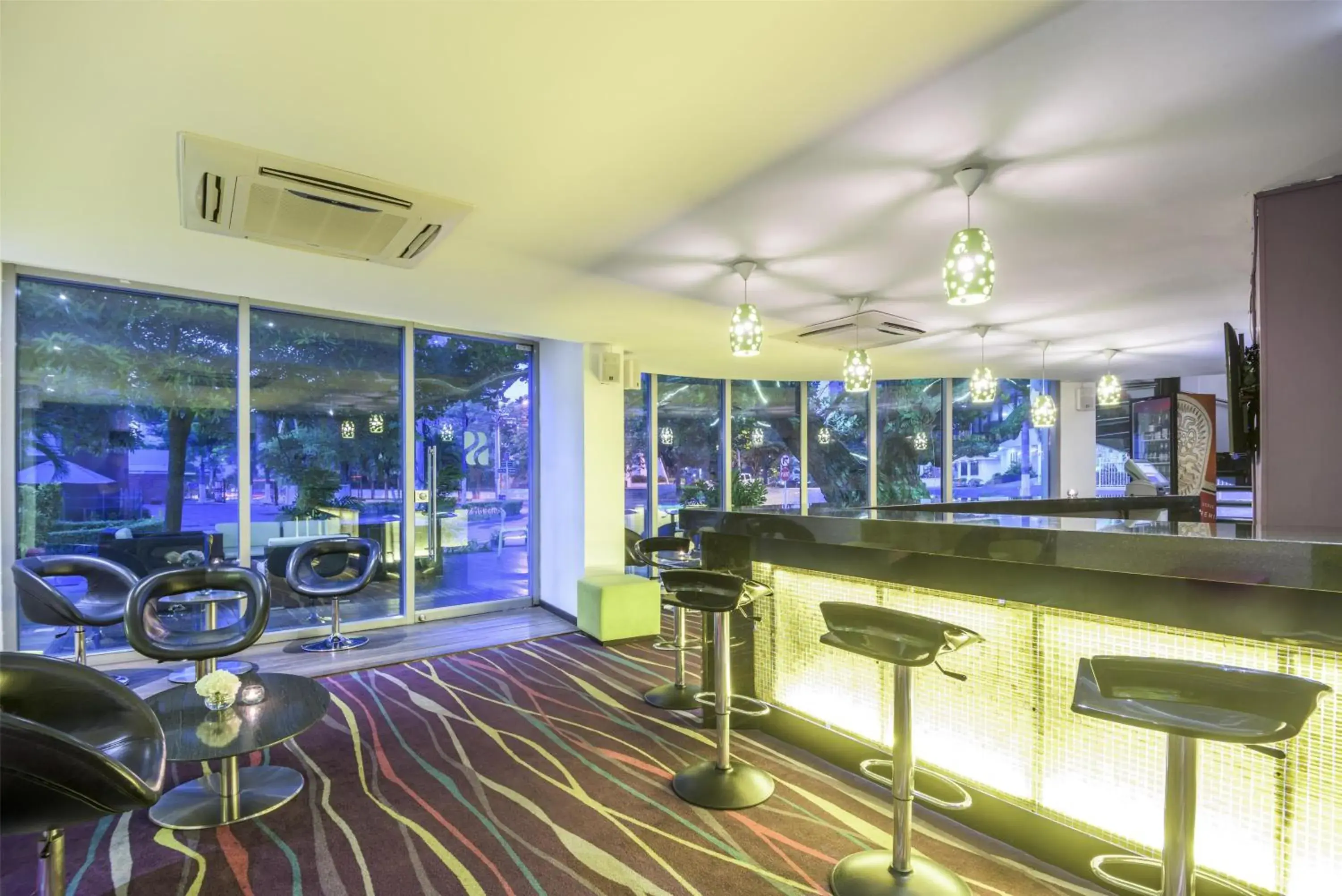Lounge or bar in NH Collection Royal Smartsuites Lounge or bar in NH Collection Royal Smartsuites