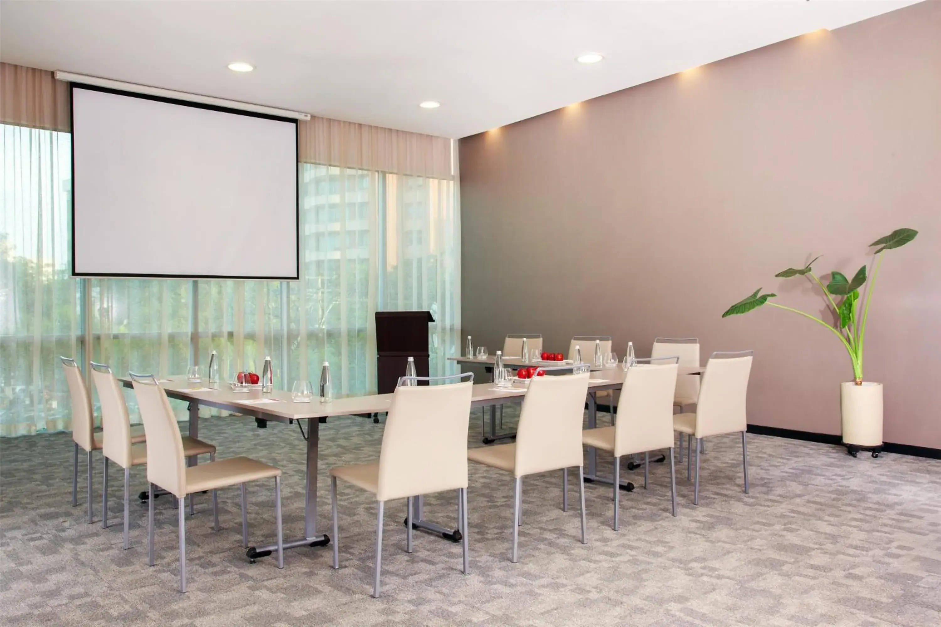 Meeting/conference room in NH Collection Royal Smartsuites Meeting/conference room in NH Collection Royal Smartsuites
