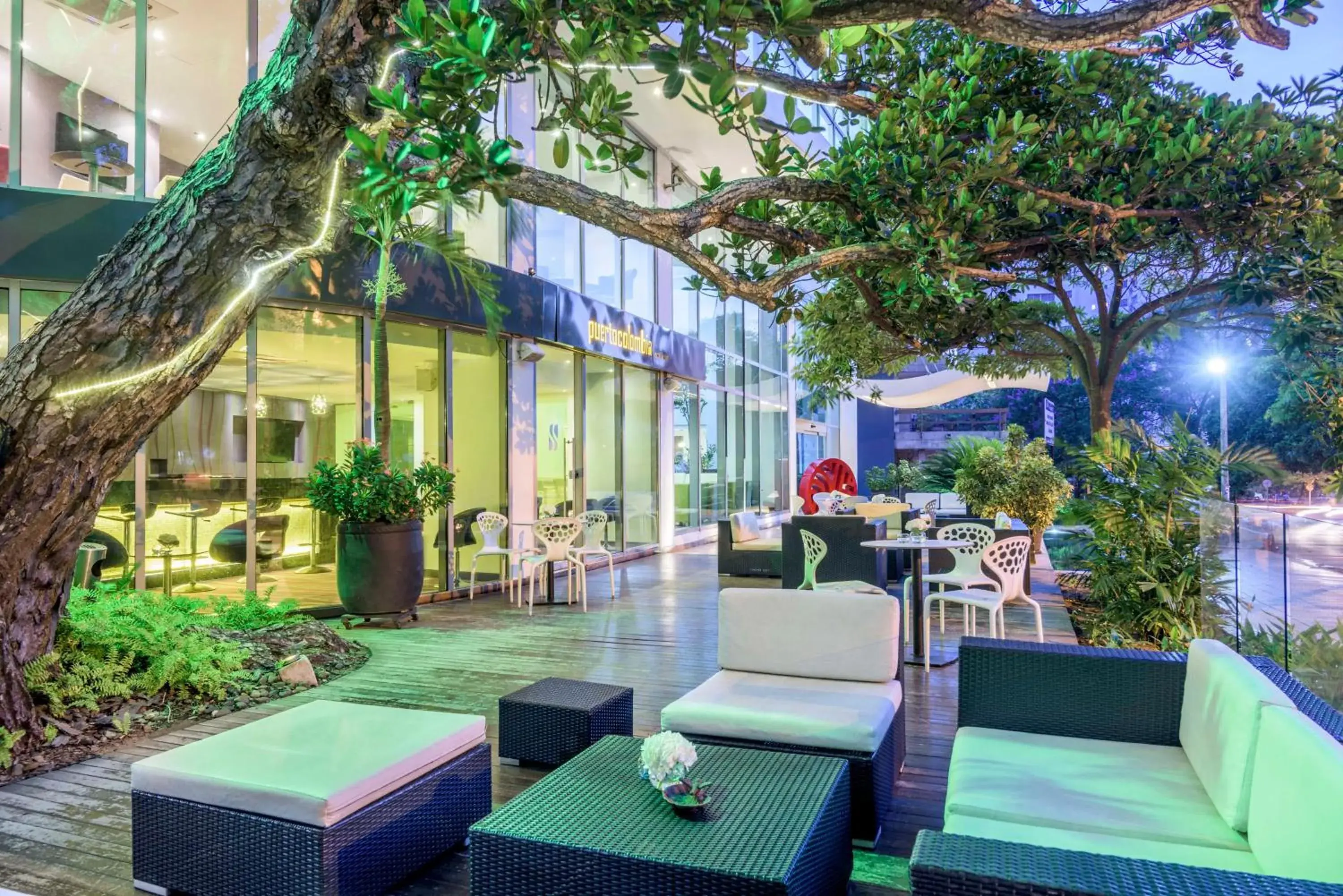 Lounge or bar in NH Collection Royal Smartsuites Lounge or bar in NH Collection Royal Smartsuites