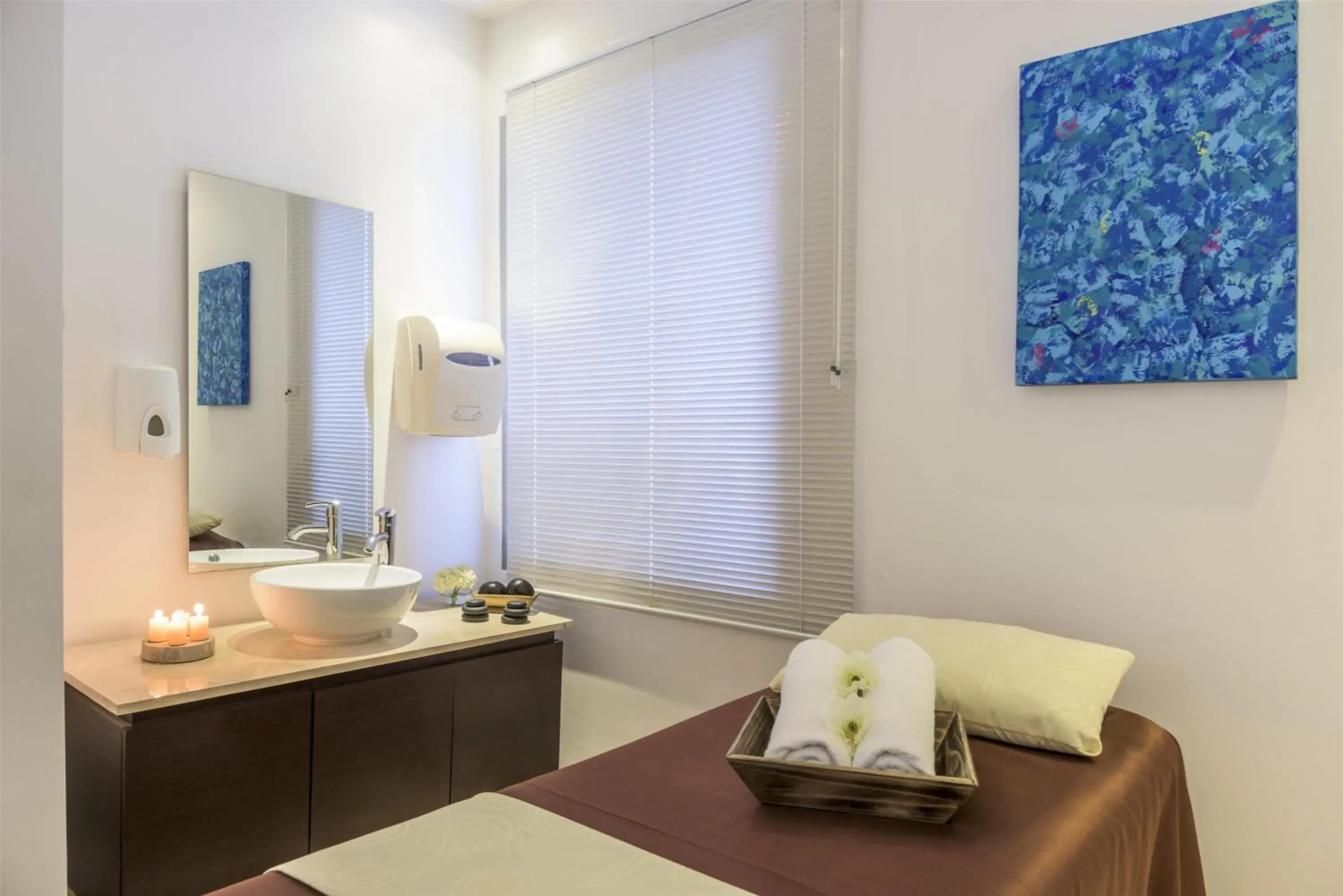 Fitness centre/facilities, Bed in NH Collection Royal Smartsuites Fitness centre/facilities, Bed in NH Collection Royal Smartsuites