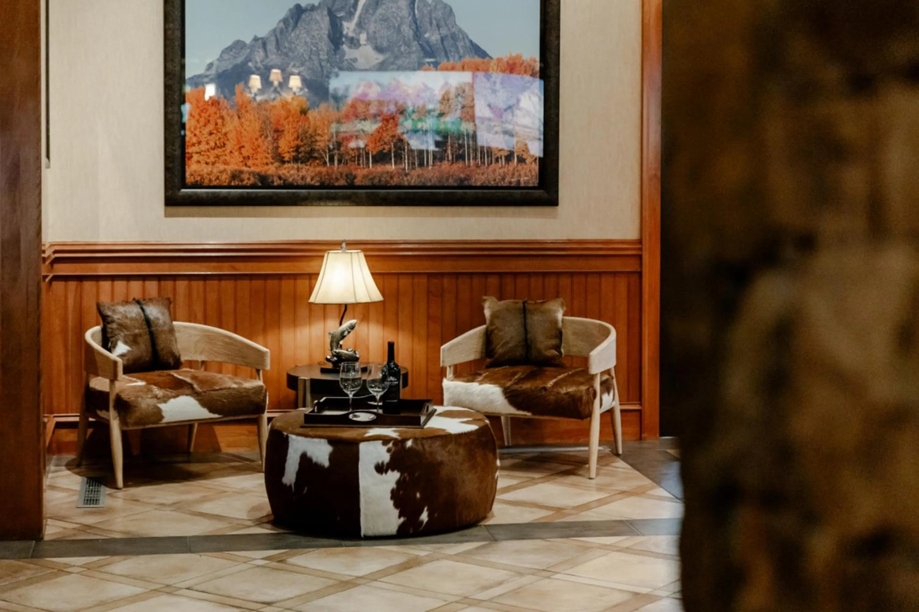 Communal lounge/ TV room in Wyoming Inn of Jackson Hole