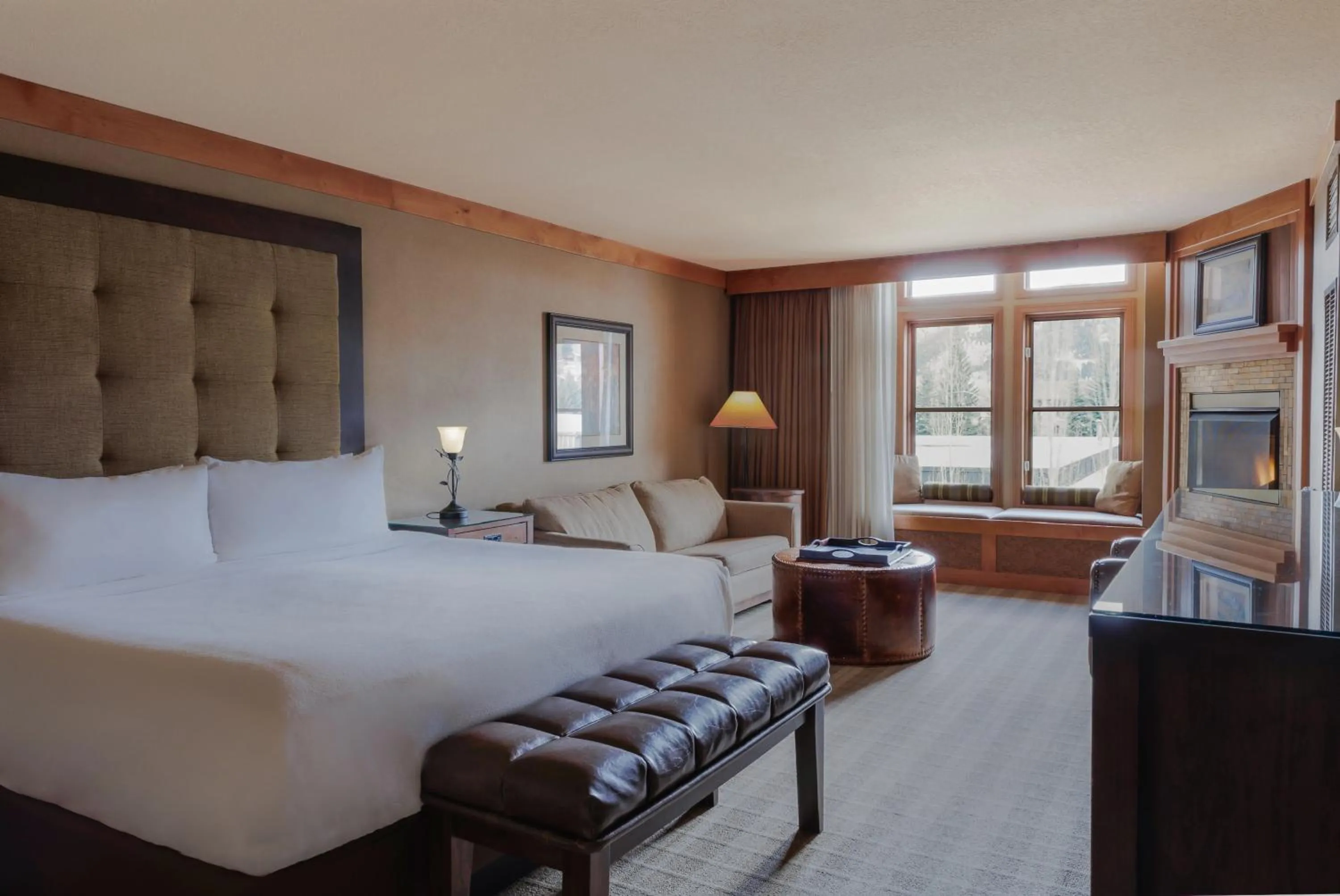 Living room, Bed in Wyoming Inn of Jackson Hole