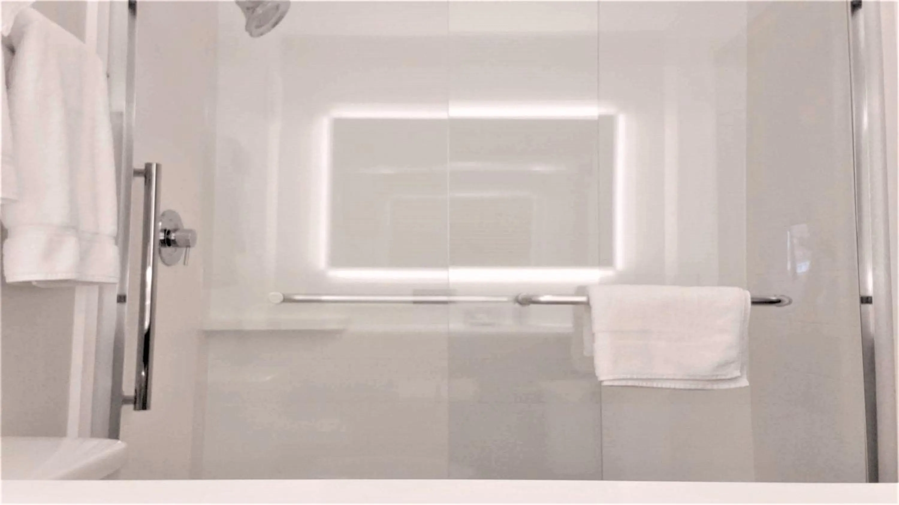 Photo of the whole room in Holiday Inn Express & Suites Hood River by IHG