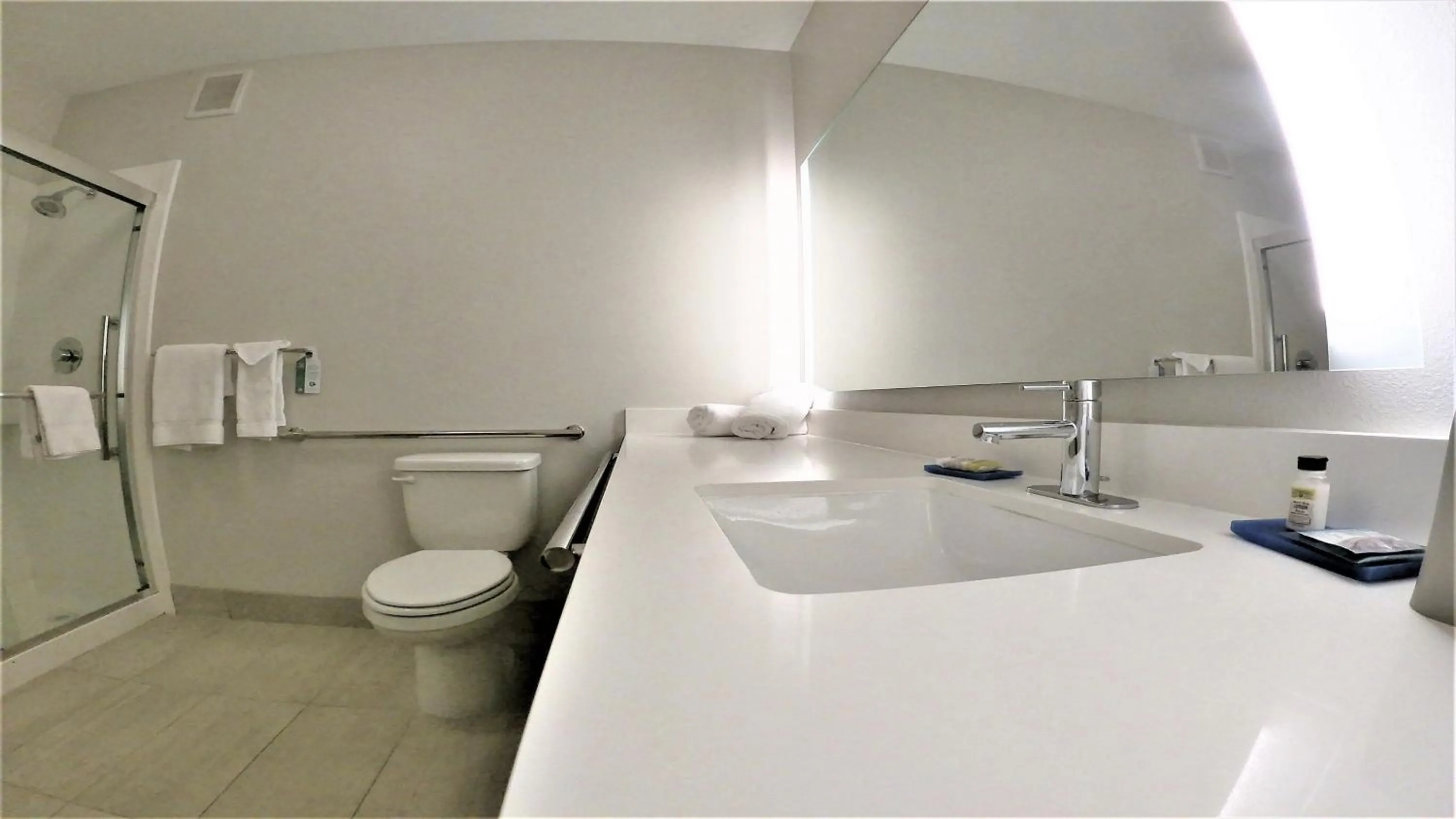 Photo of the whole room in Holiday Inn Express & Suites Hood River by IHG