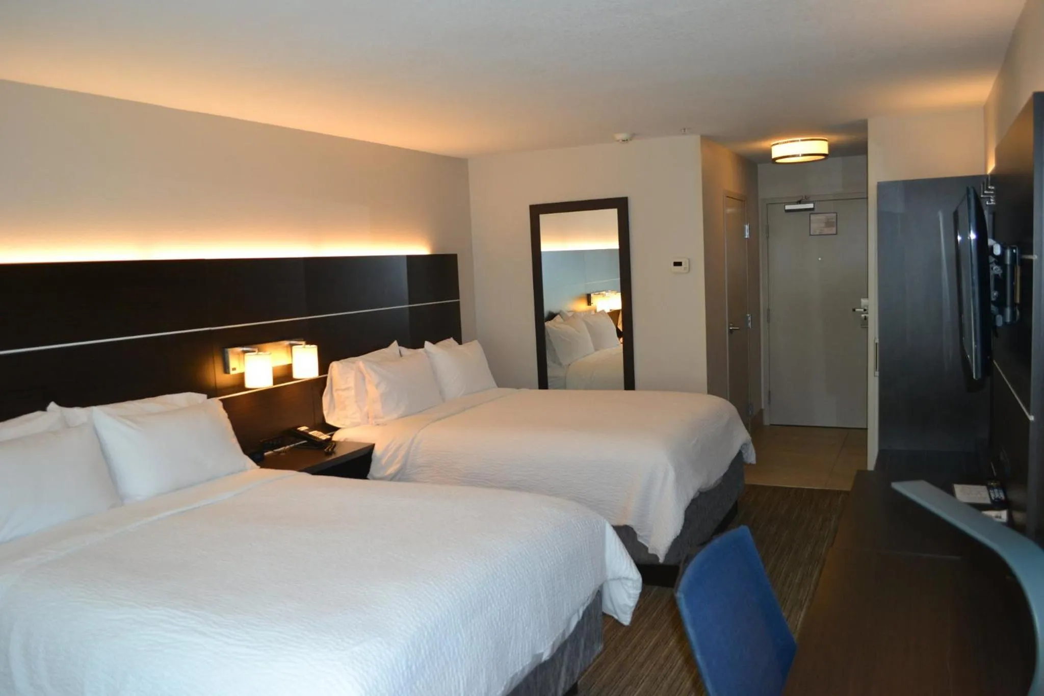 Photo of the whole room, Bed in Holiday Inn Express & Suites Hood River by IHG