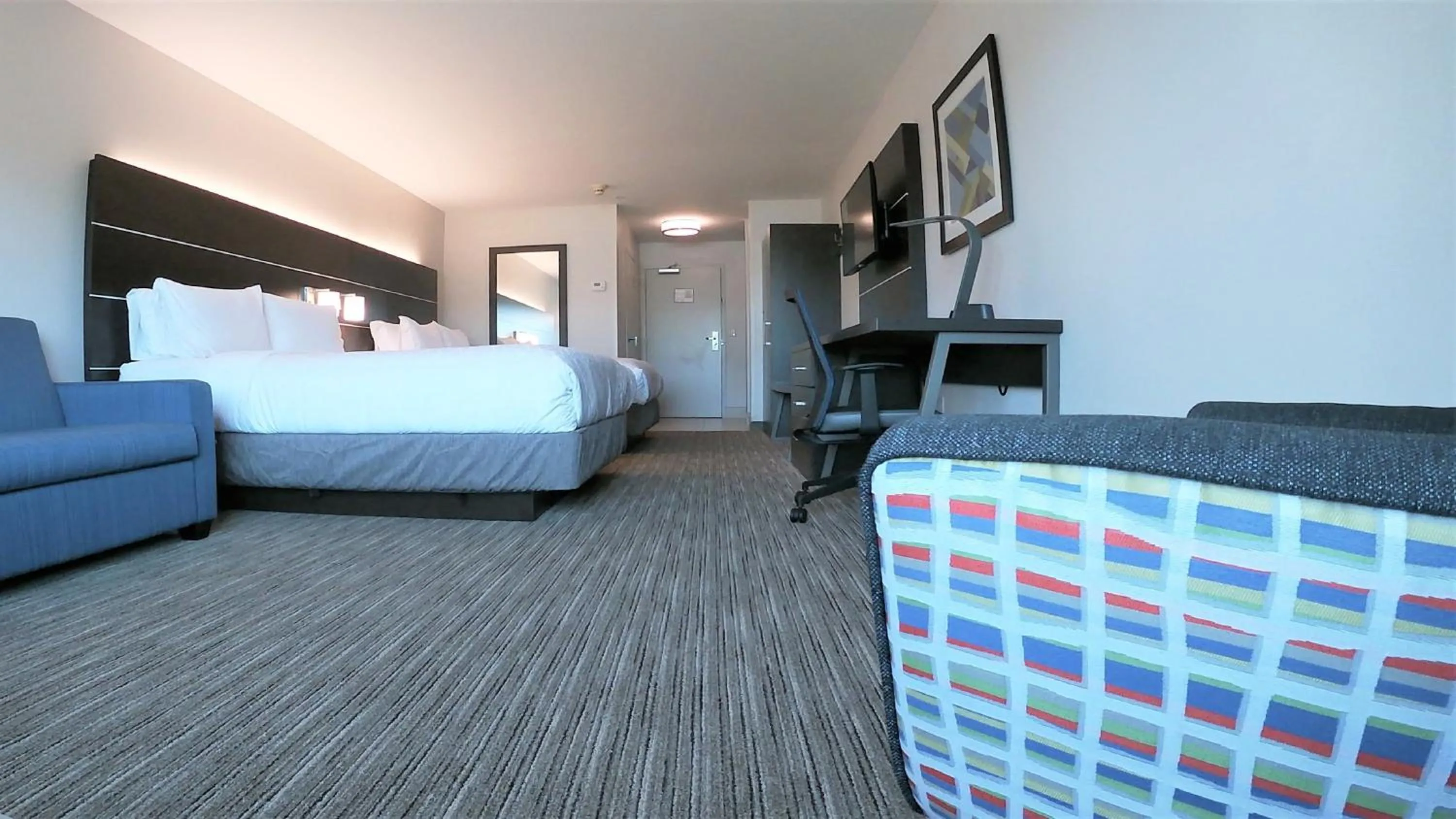 Photo of the whole room, Bed in Holiday Inn Express & Suites Hood River by IHG