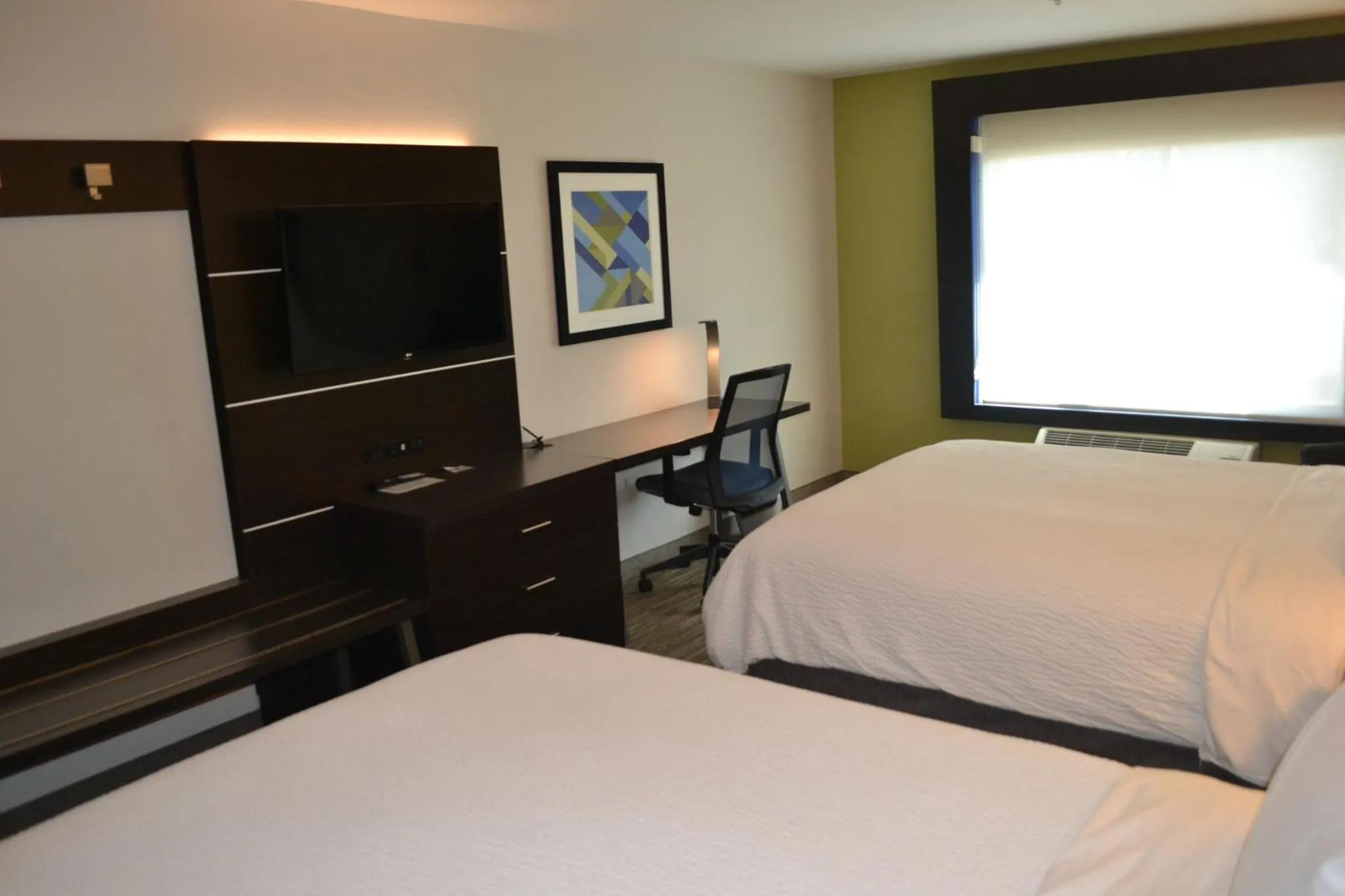 Photo of the whole room, Bed in Holiday Inn Express & Suites Hood River by IHG