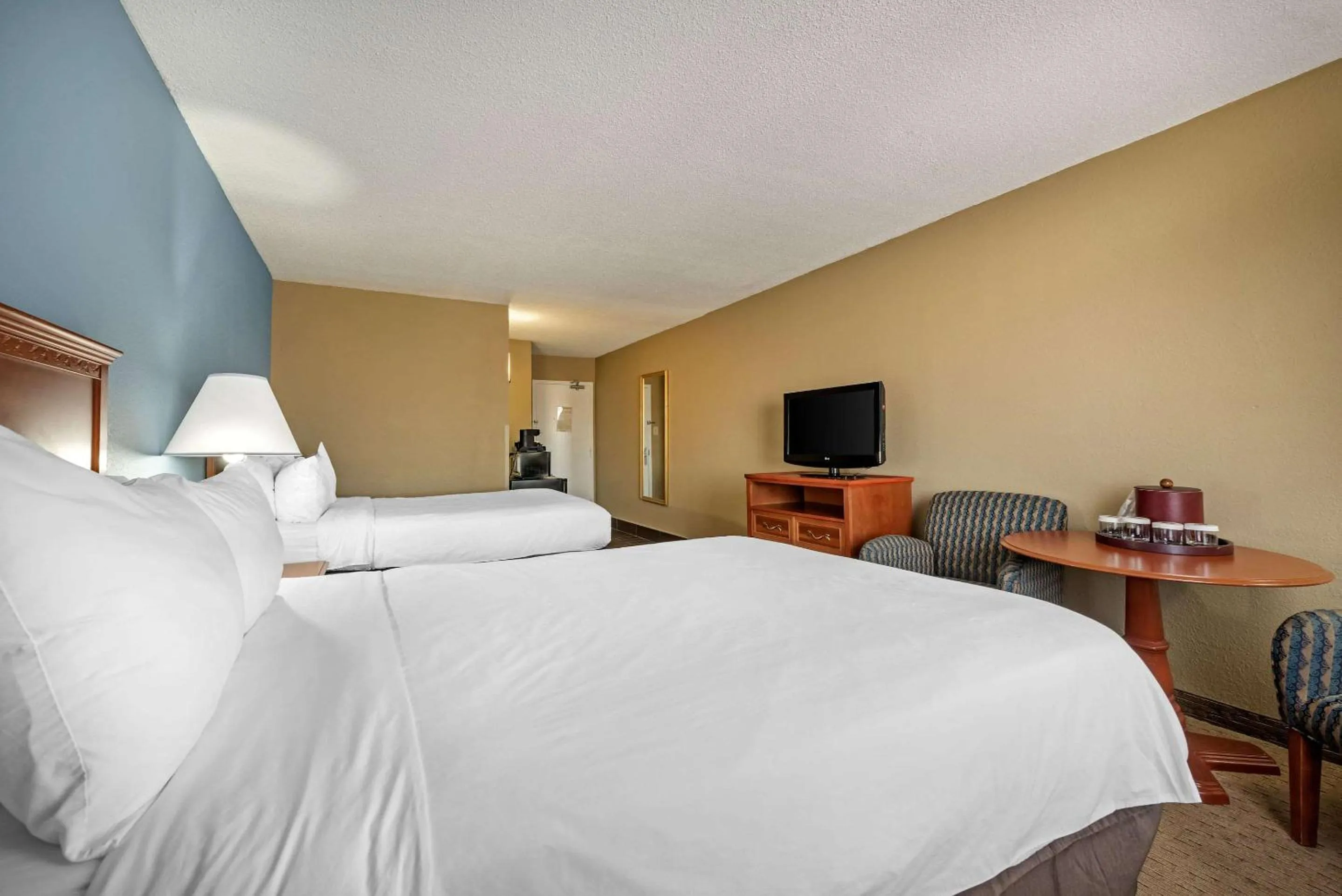 Photo of the whole room, Bed in Clarion Hotel Conference Center Lexington North