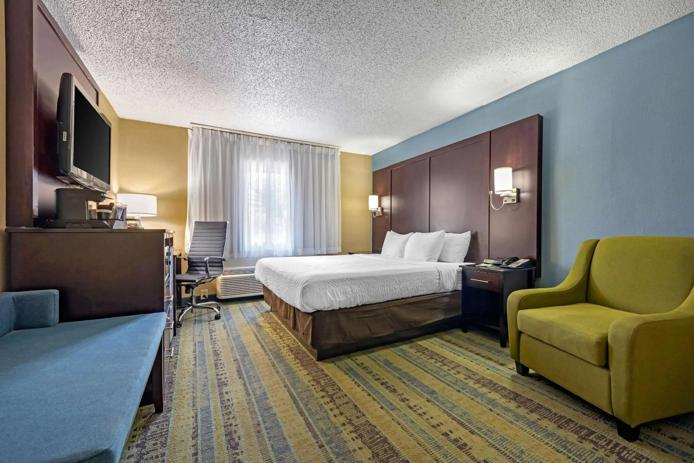 Photo of the whole room, Bed in Clarion Hotel Conference Center Lexington North