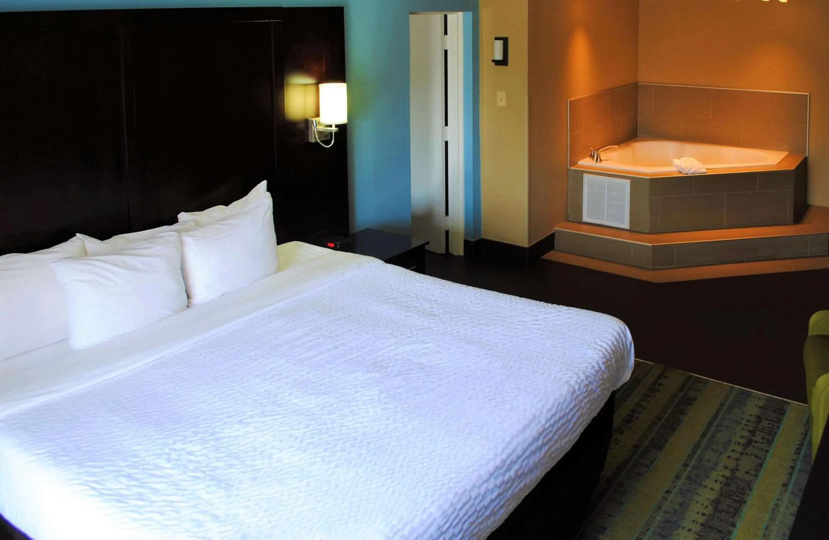 Photo of the whole room, Bed in Clarion Hotel Conference Center Lexington North