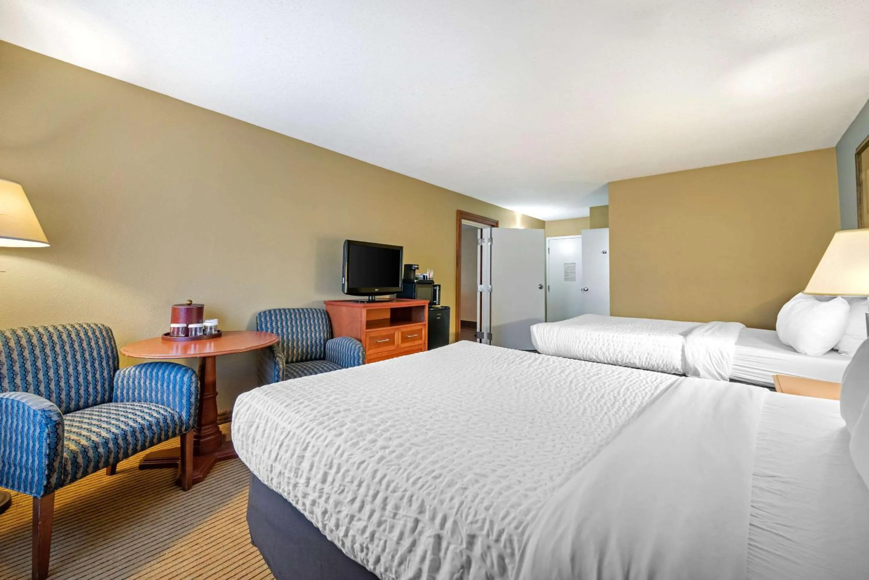 Photo of the whole room, Bed in Clarion Hotel Conference Center Lexington North