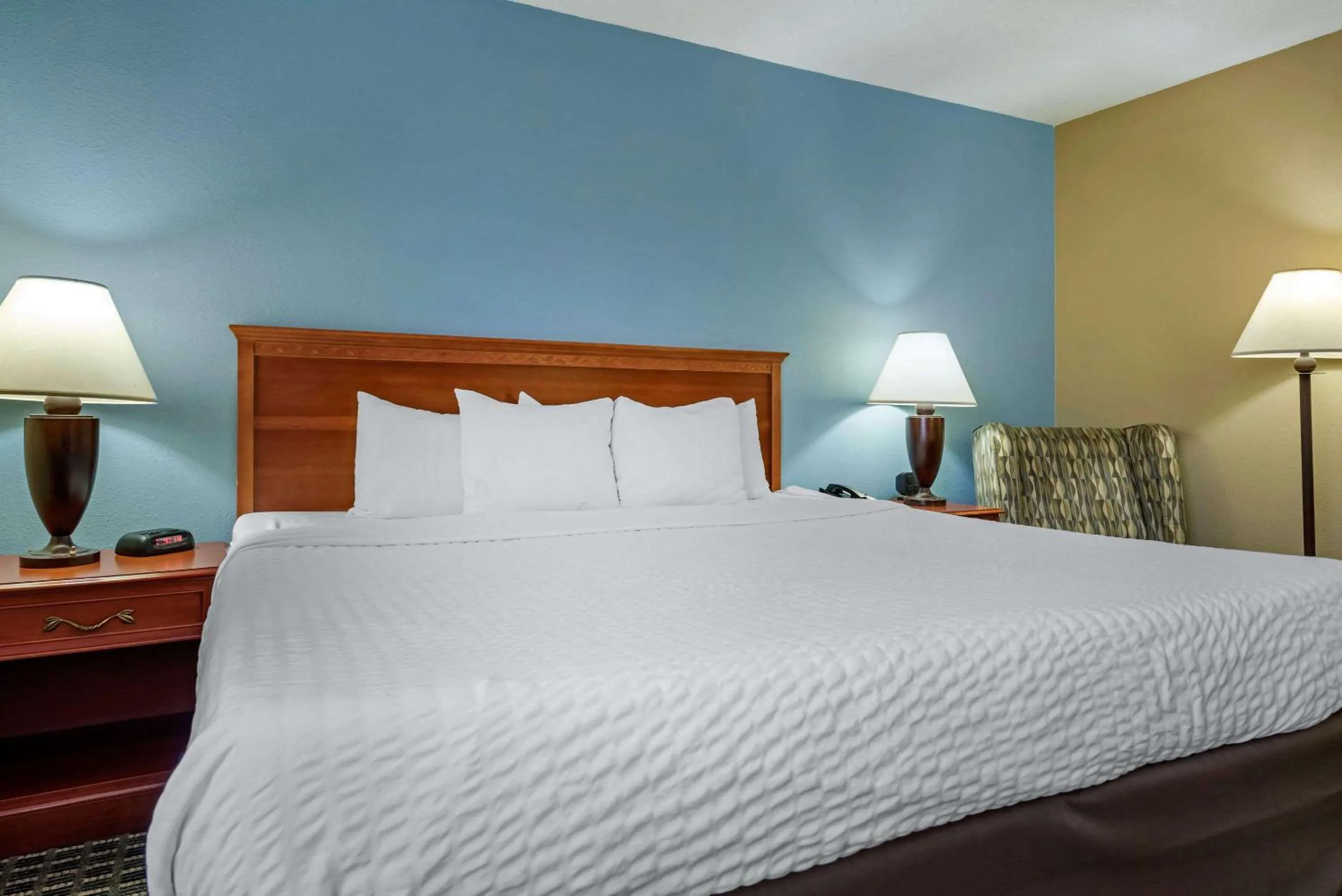 Photo of the whole room, Bed in Clarion Hotel Conference Center Lexington North