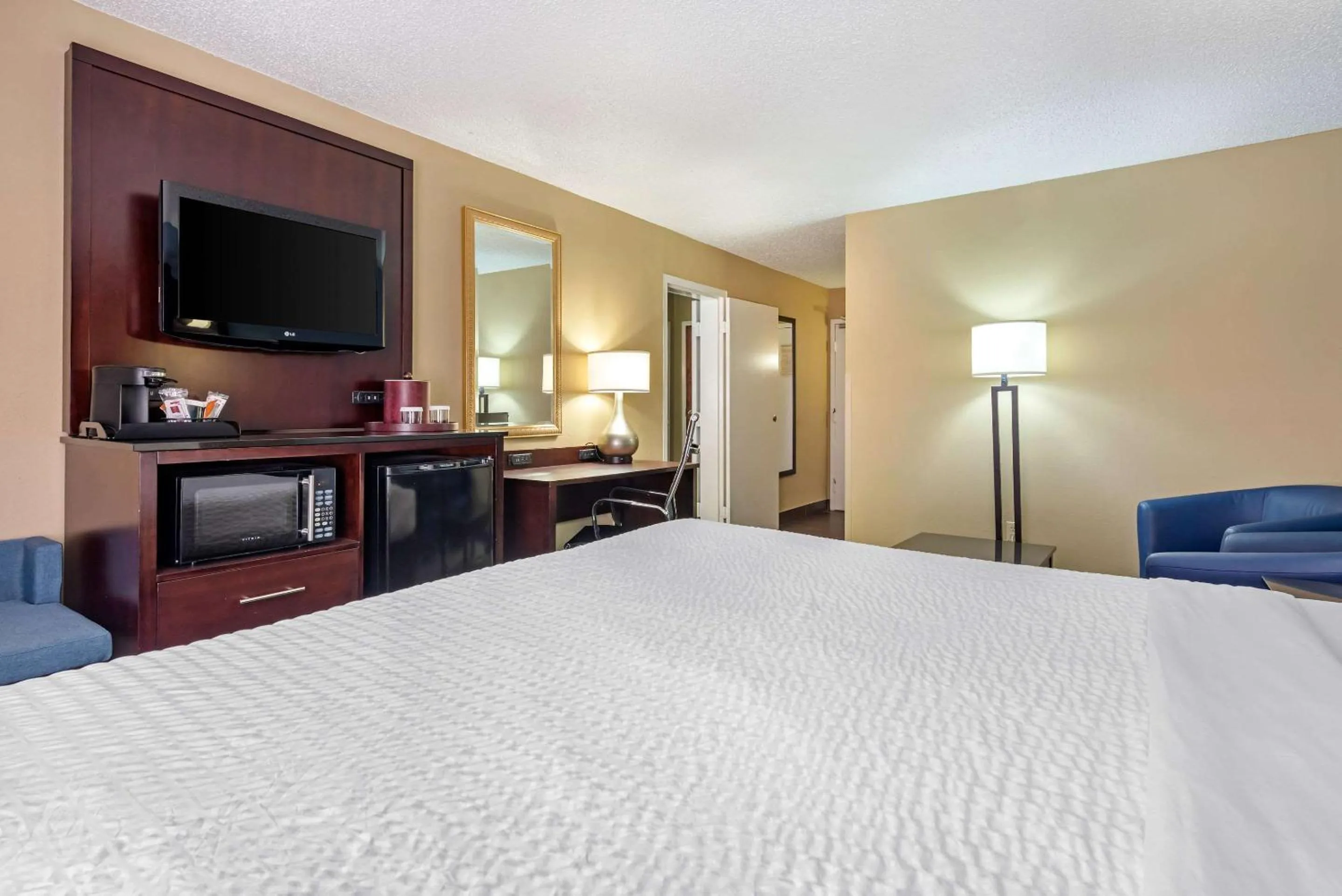 Photo of the whole room, Bed in Clarion Hotel Conference Center Lexington North