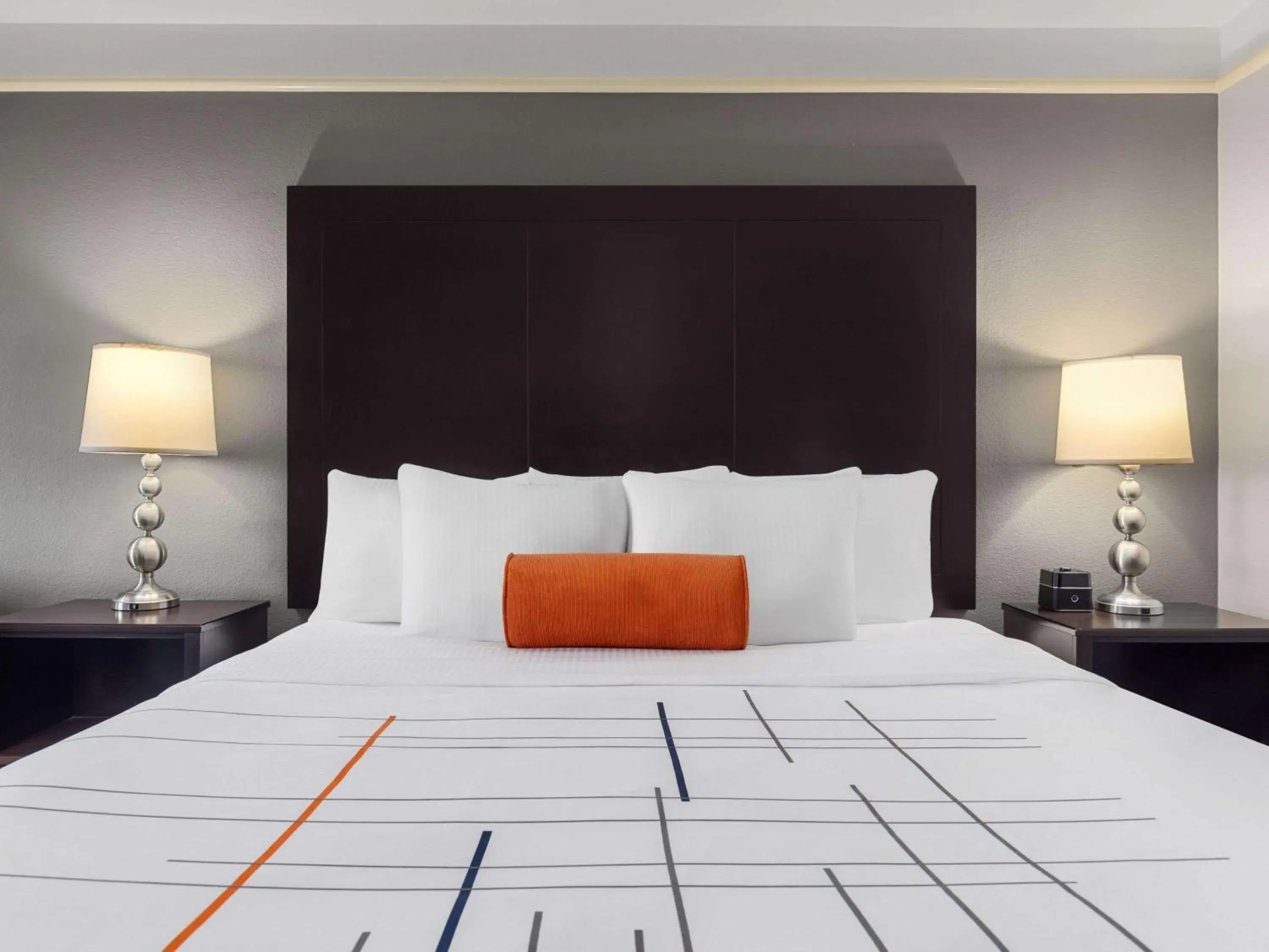 Executive King Room with Bath Tub - Hearing Accessible/Non-Smoking in La Quinta by Wyndham Santa Clarita - Valencia Executive King Room with Bath Tub - Hearing Accessible/Non-Smoking in La Quinta by Wyndham Santa Clarita - Valencia