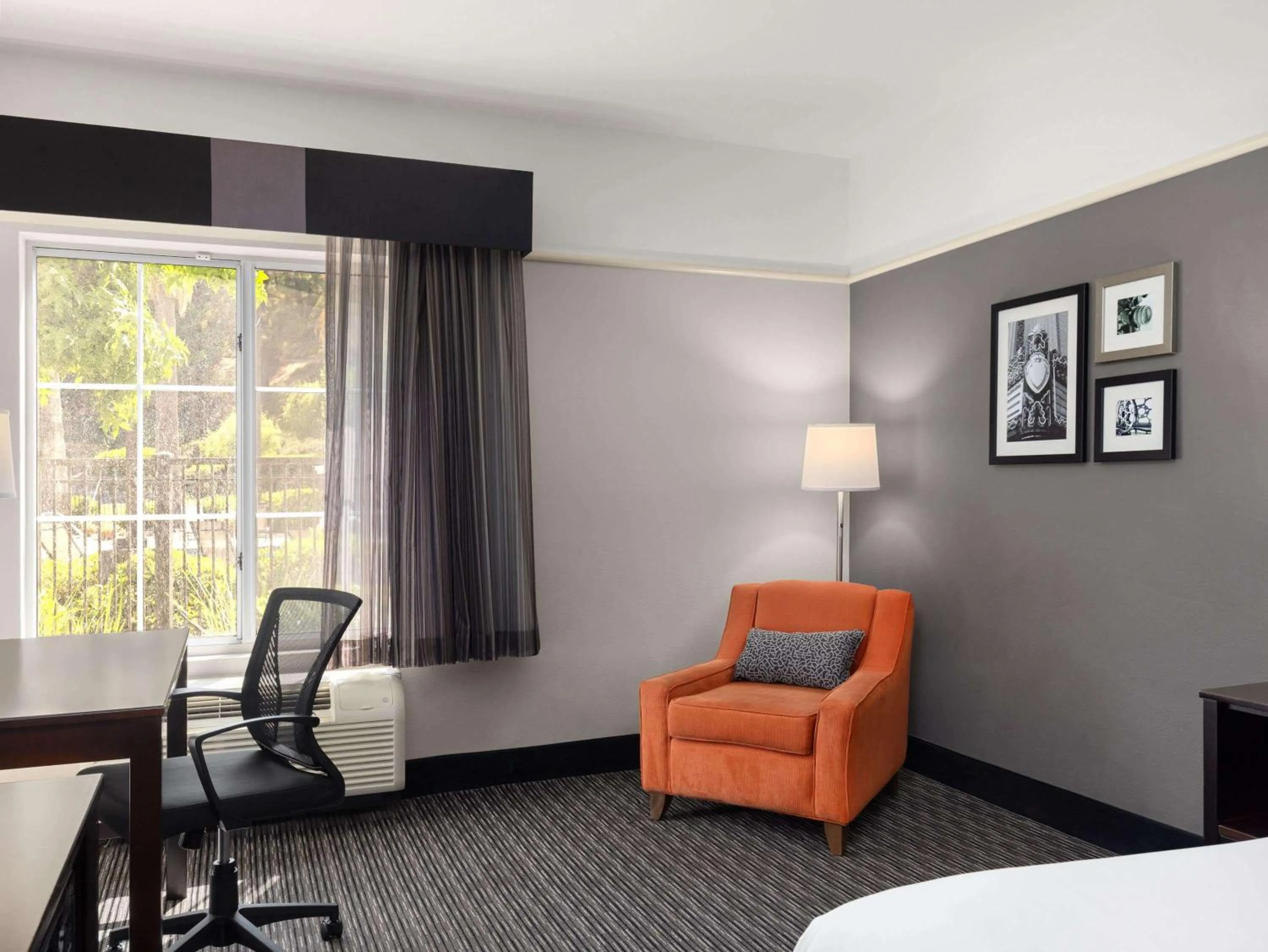 Photo of the whole room in La Quinta by Wyndham Santa Clarita - Valencia